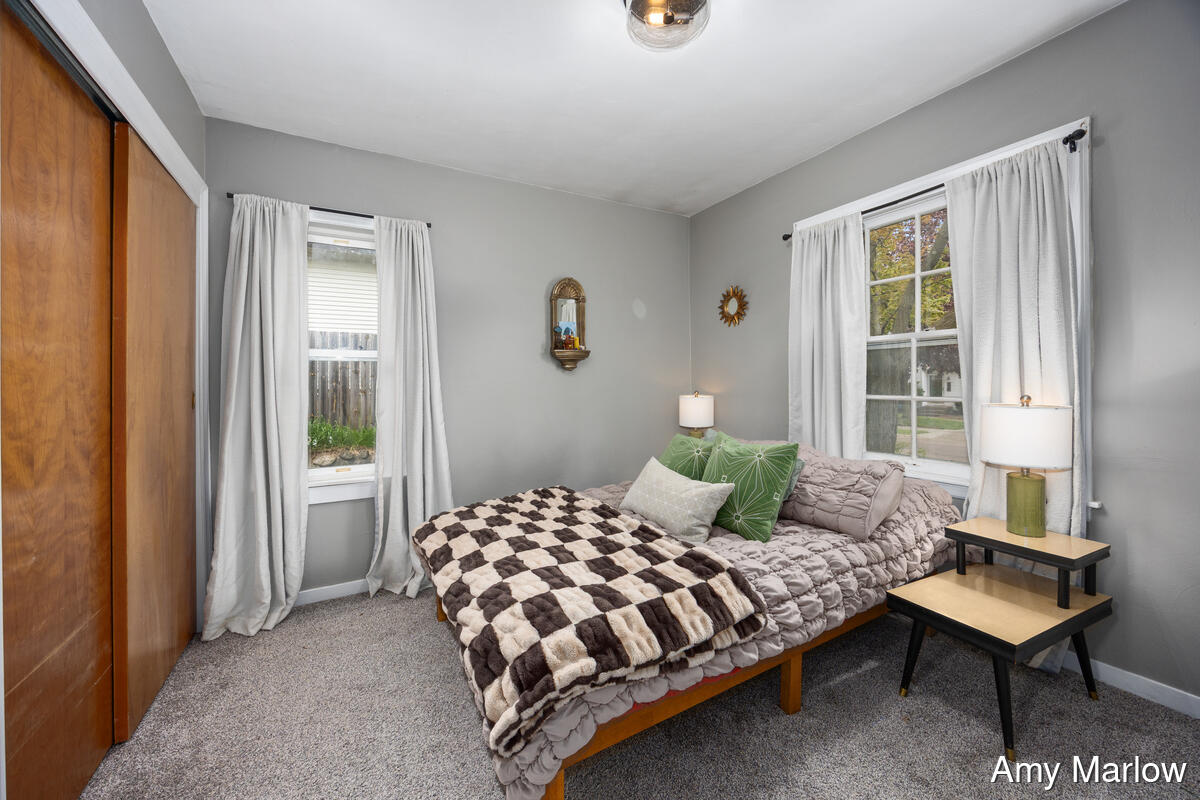 884 Hollywood Street NE Grand Rapids MI 49505
