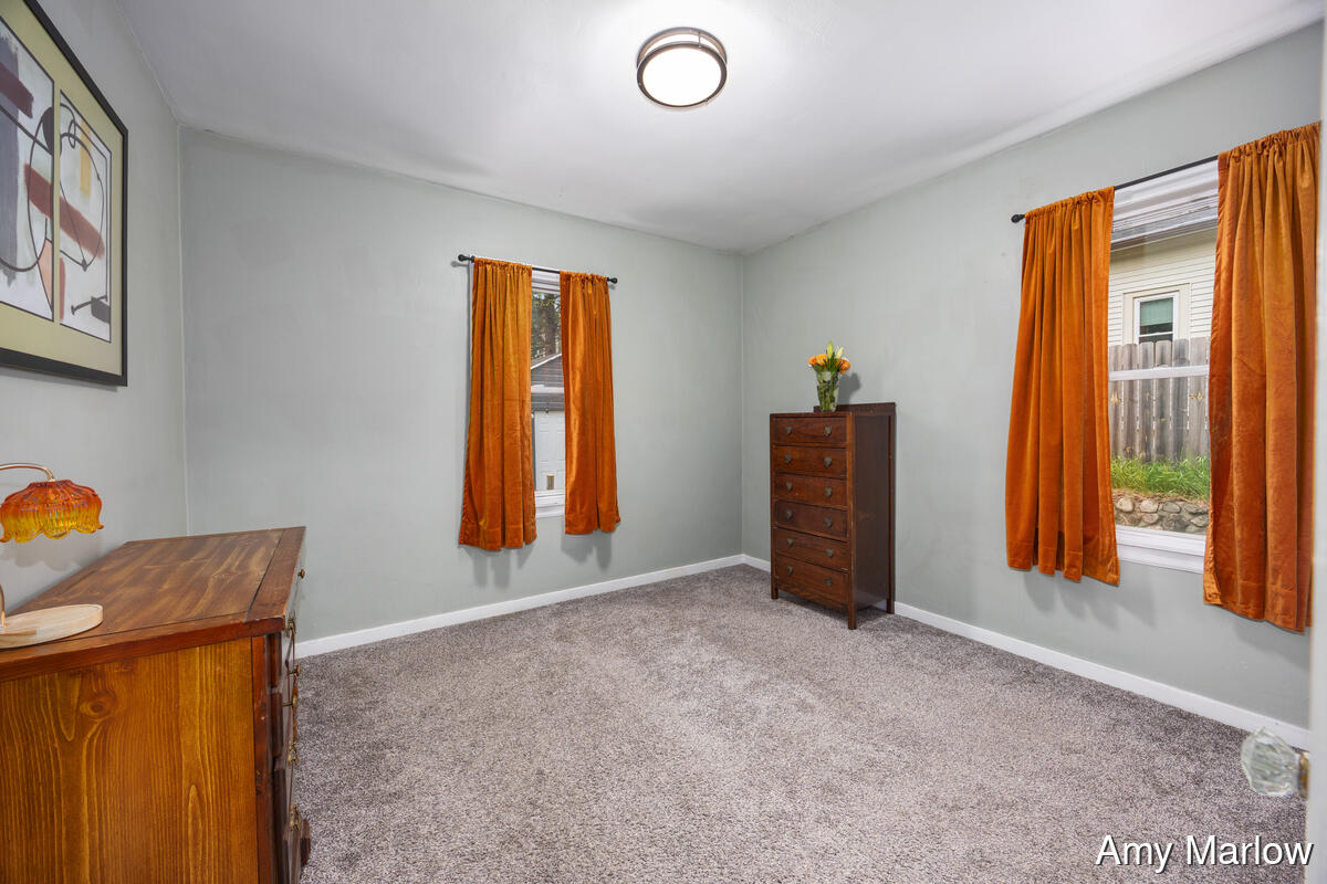 884 Hollywood Street NE Grand Rapids MI 49505