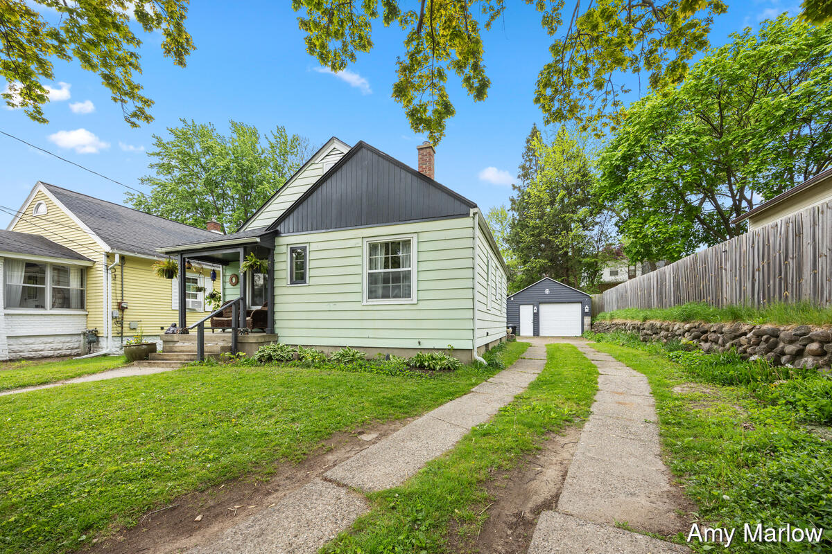 884 Hollywood Street NE Grand Rapids MI 49505