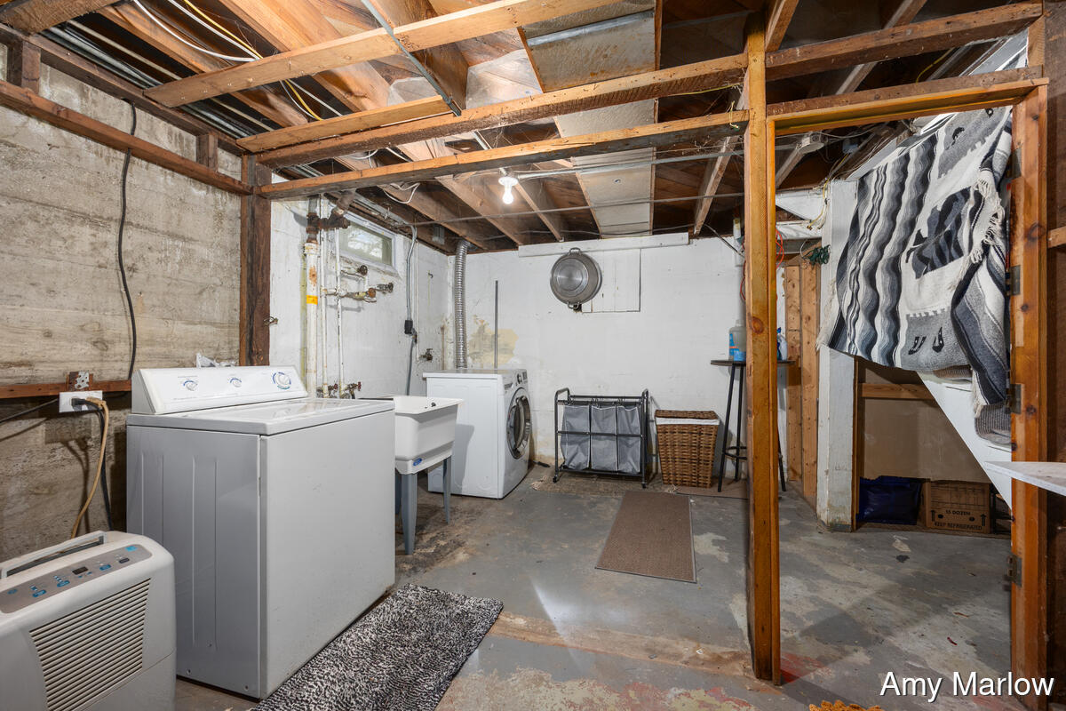 884 Hollywood Street NE Grand Rapids MI 49505