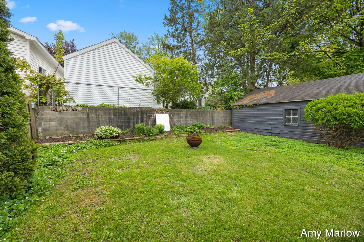 884 Hollywood Street NE Grand Rapids MI 49505