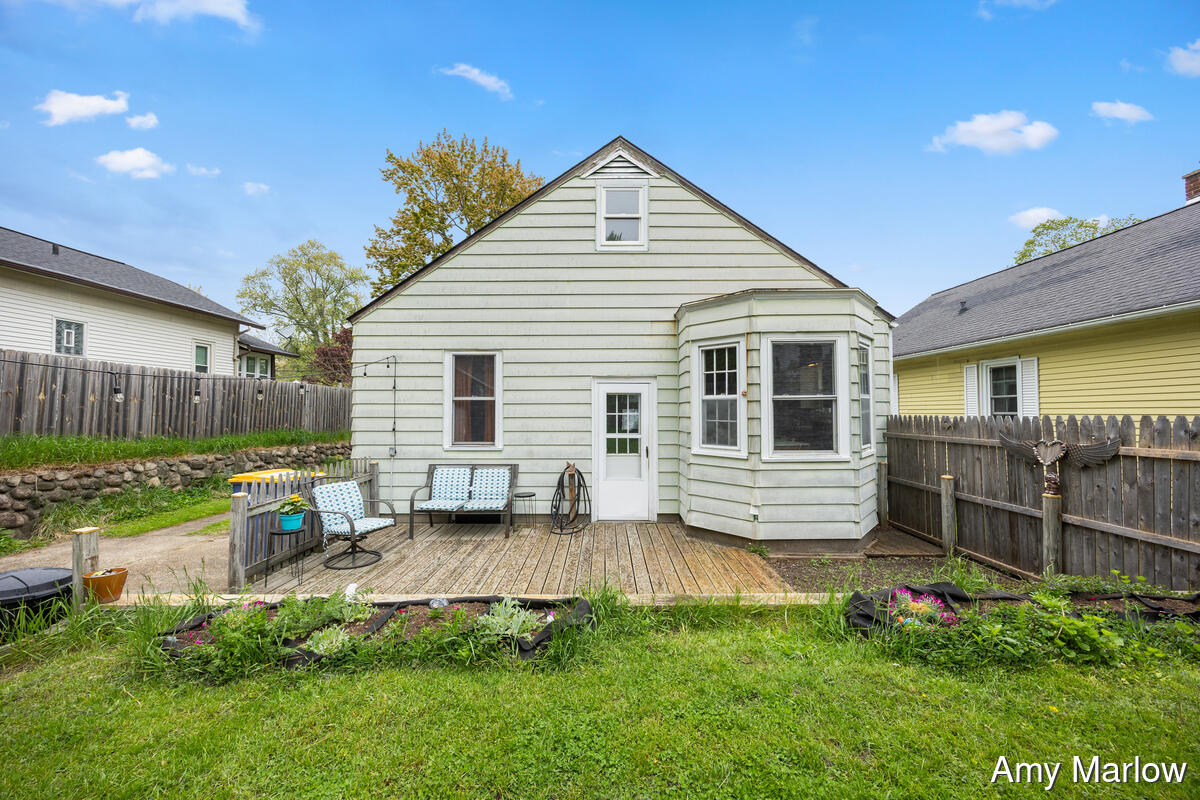 884 Hollywood Street NE Grand Rapids MI 49505