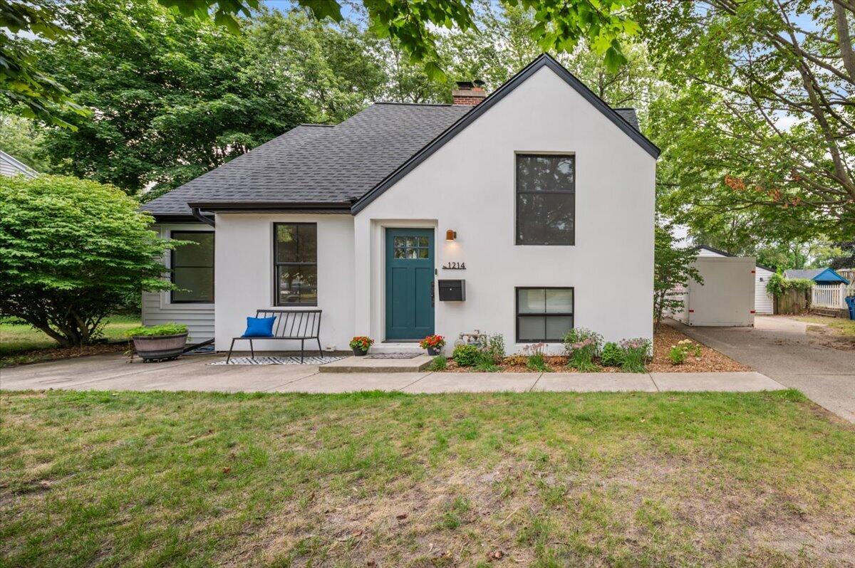 Grand Haven MI, 1214 Woodlawn Avenue