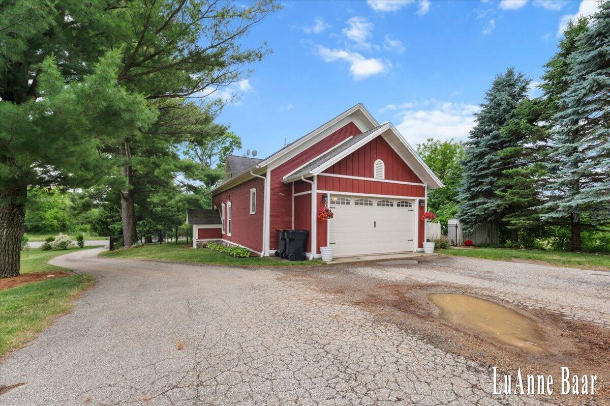 273 W Division Street NE Rockford MI 49341