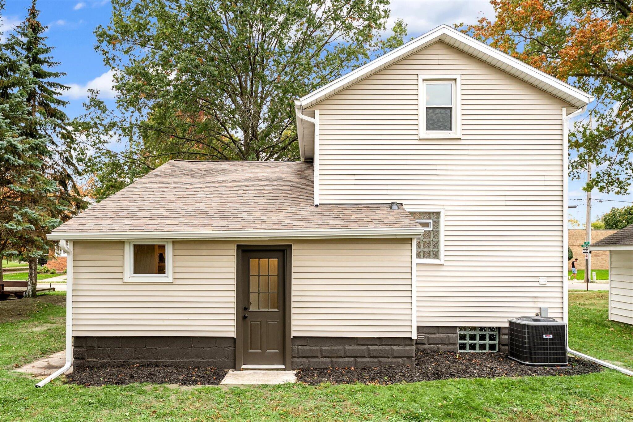 107 E Lincoln Avenue Zeeland MI 49464