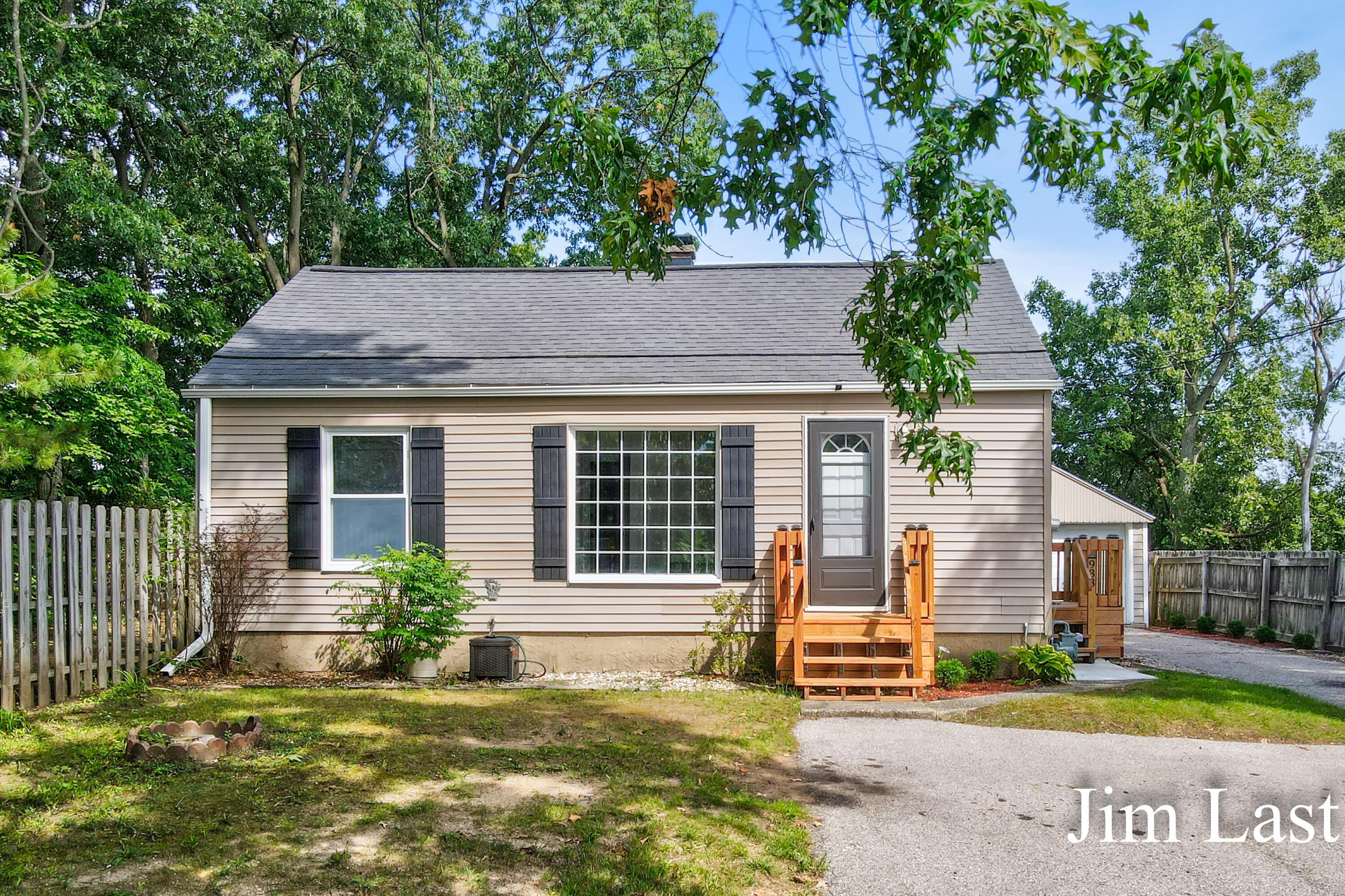 933 Barbara Street NW Grand Rapids MI 49544