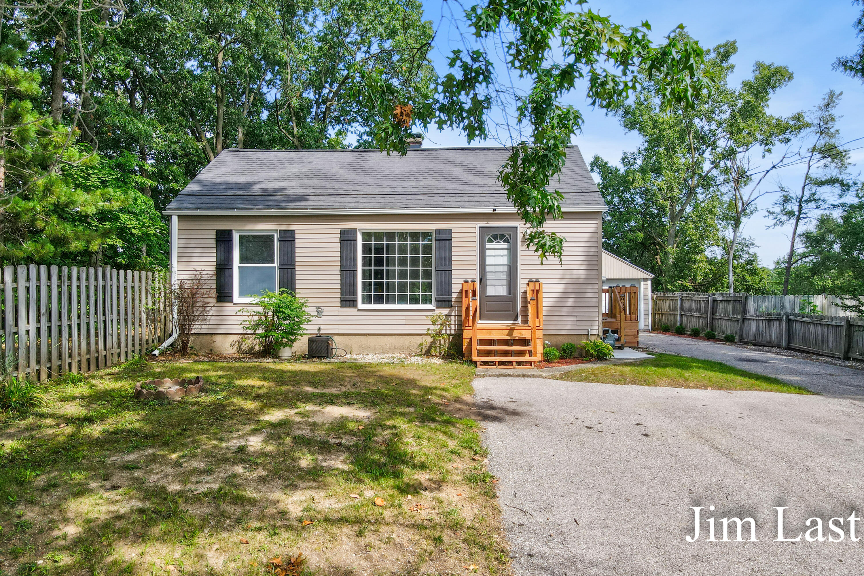 933 Barbara Street NW Grand Rapids MI 49544