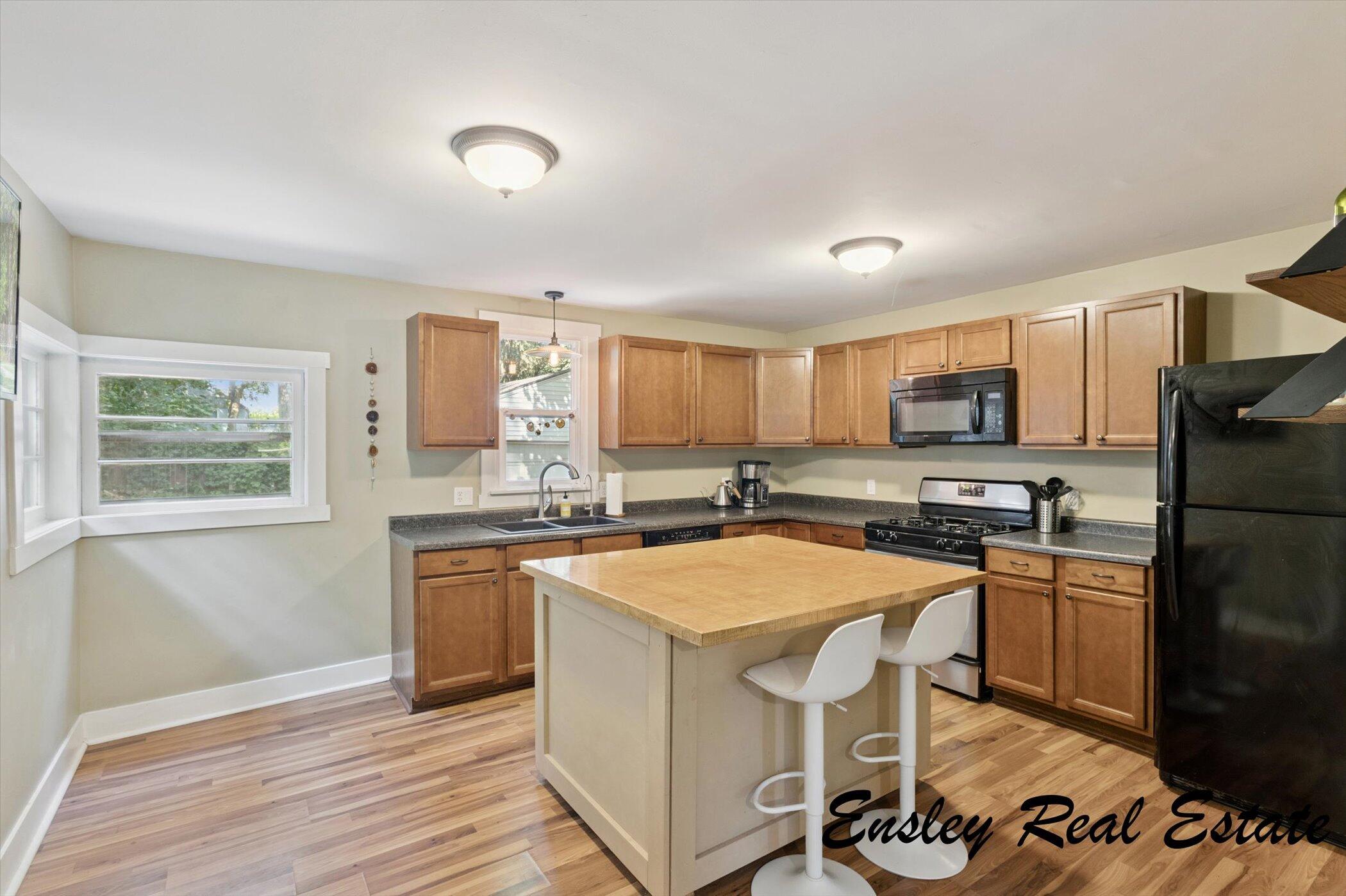 911 Emerald Avenue NE Grand Rapids MI 49503