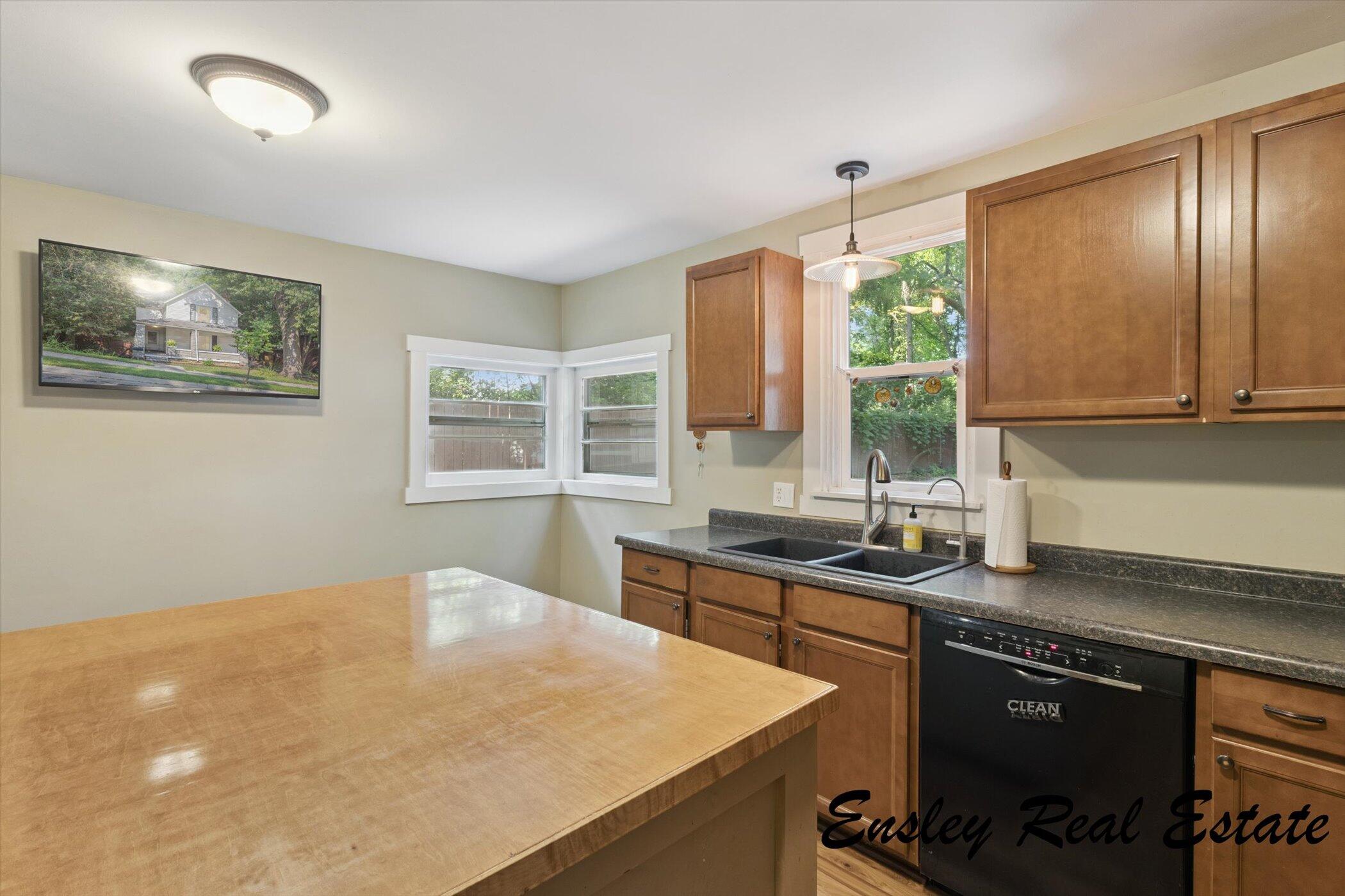 911 Emerald Avenue NE Grand Rapids MI 49503