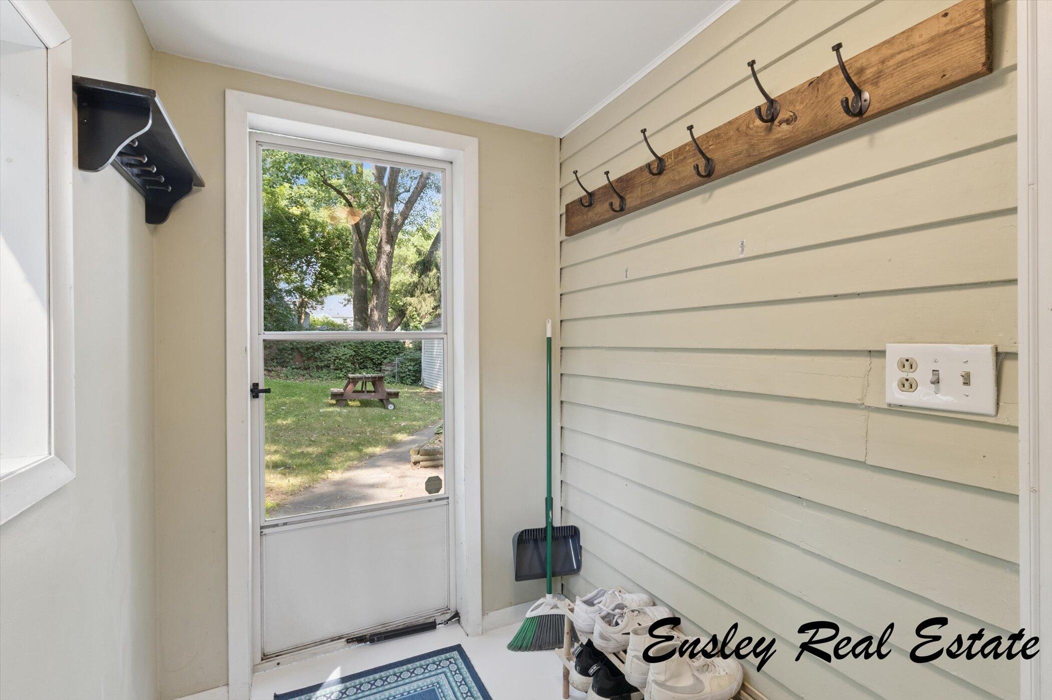 911 Emerald Avenue NE Grand Rapids MI 49503