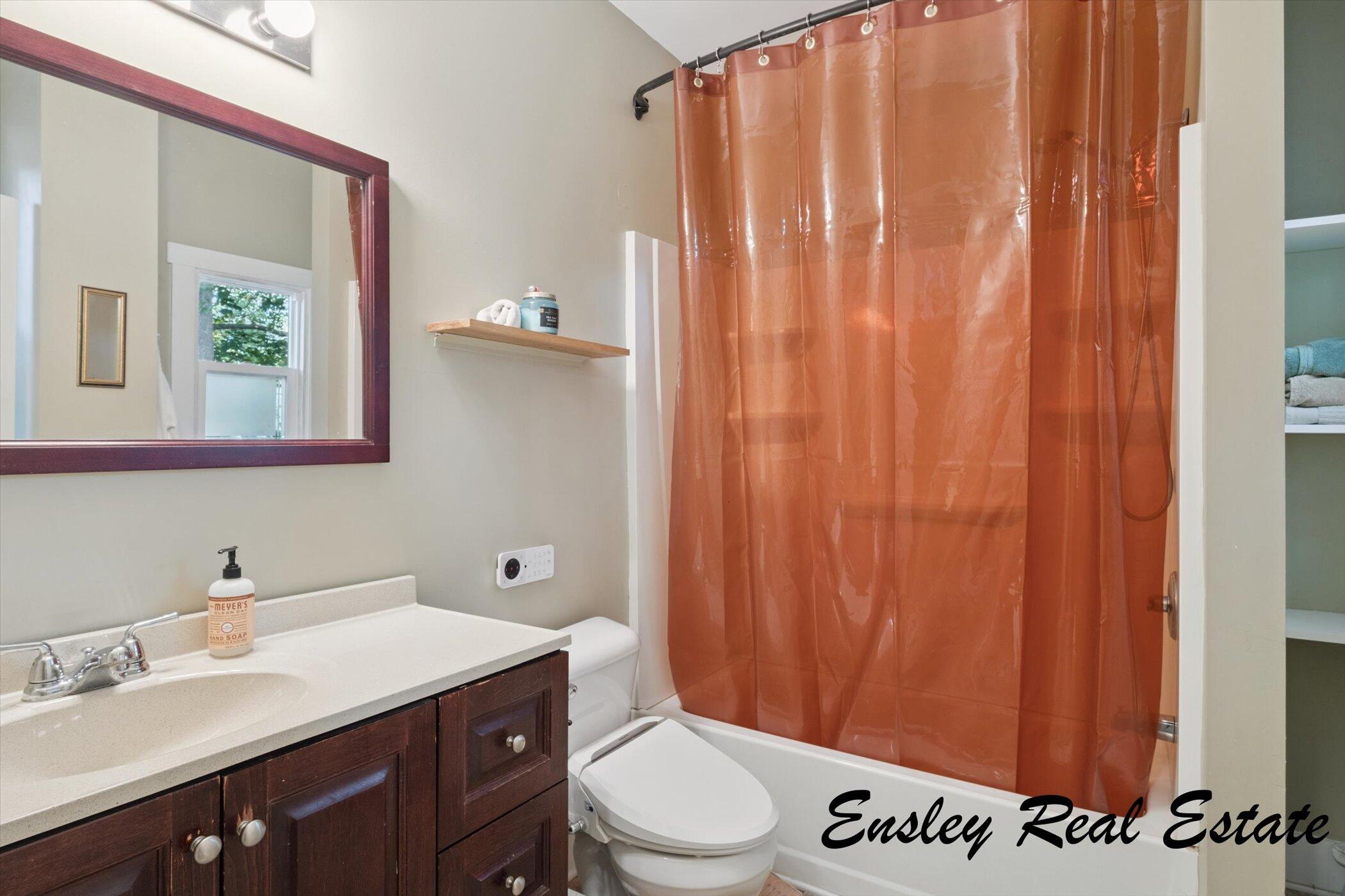 911 Emerald Avenue NE Grand Rapids MI 49503