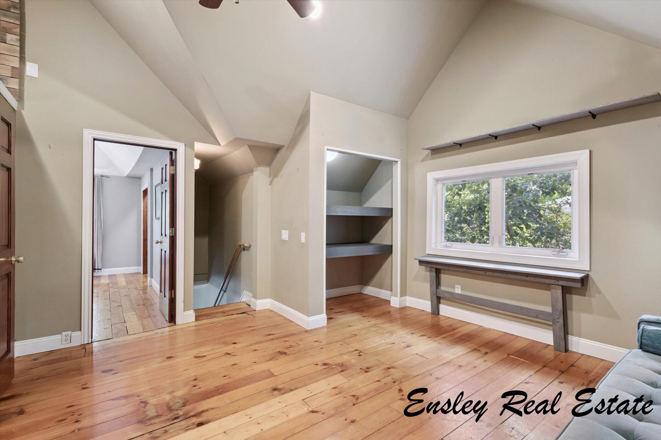 911 Emerald Avenue NE Grand Rapids MI 49503