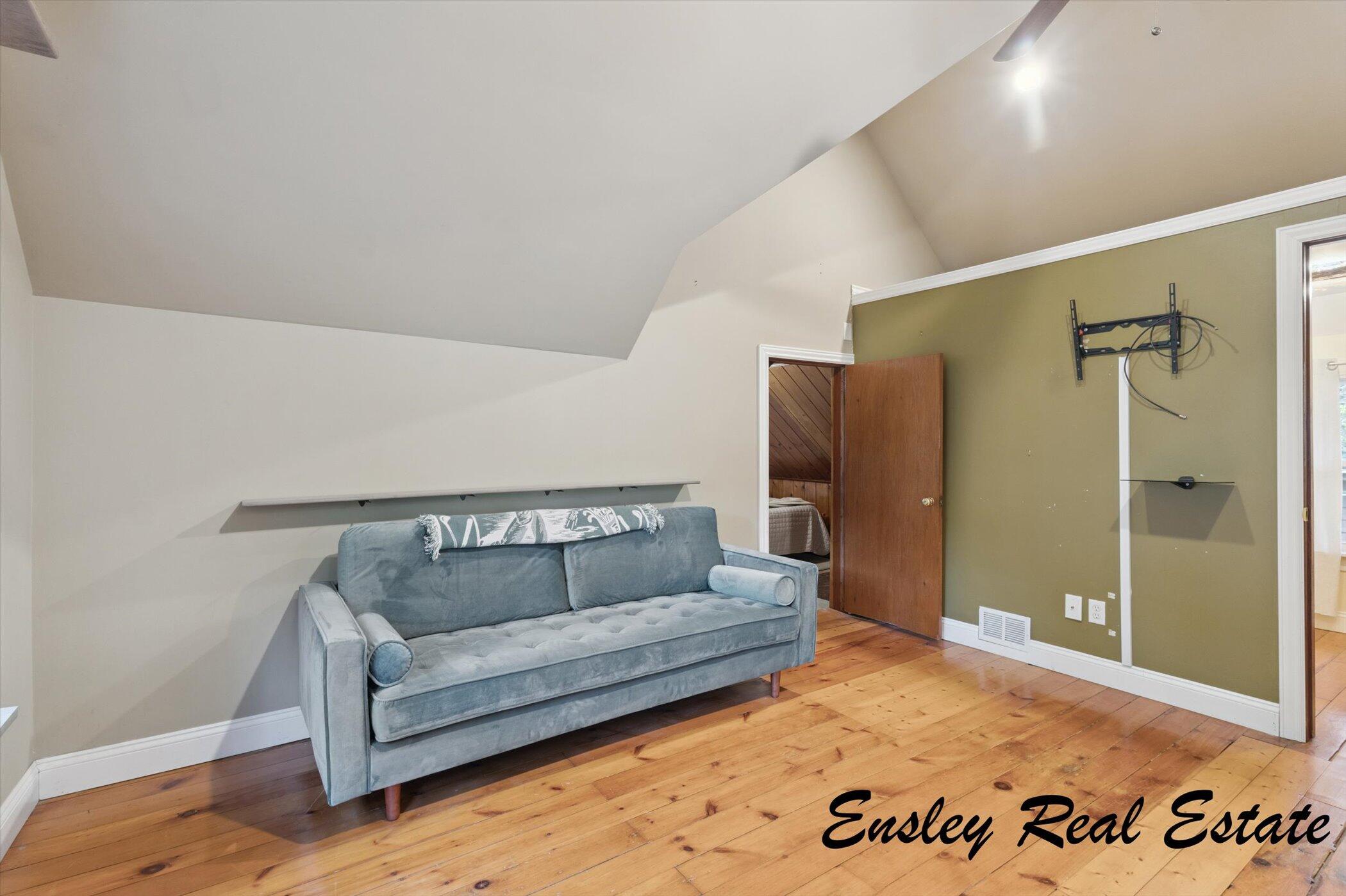 911 Emerald Avenue NE Grand Rapids MI 49503