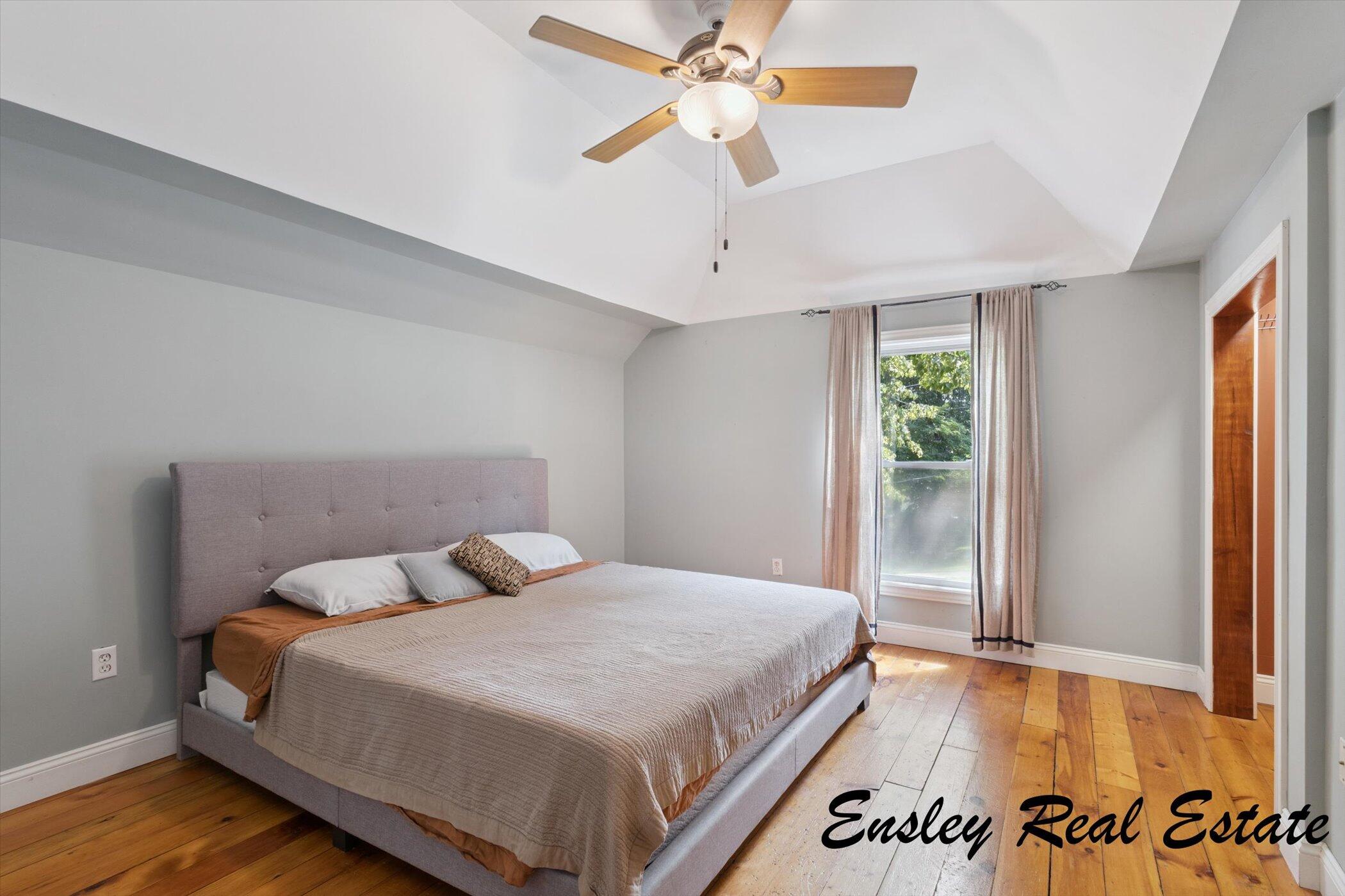 911 Emerald Avenue NE Grand Rapids MI 49503