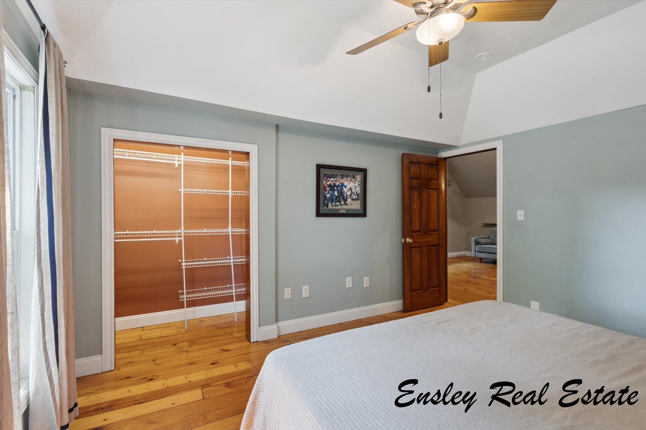 911 Emerald Avenue NE Grand Rapids MI 49503