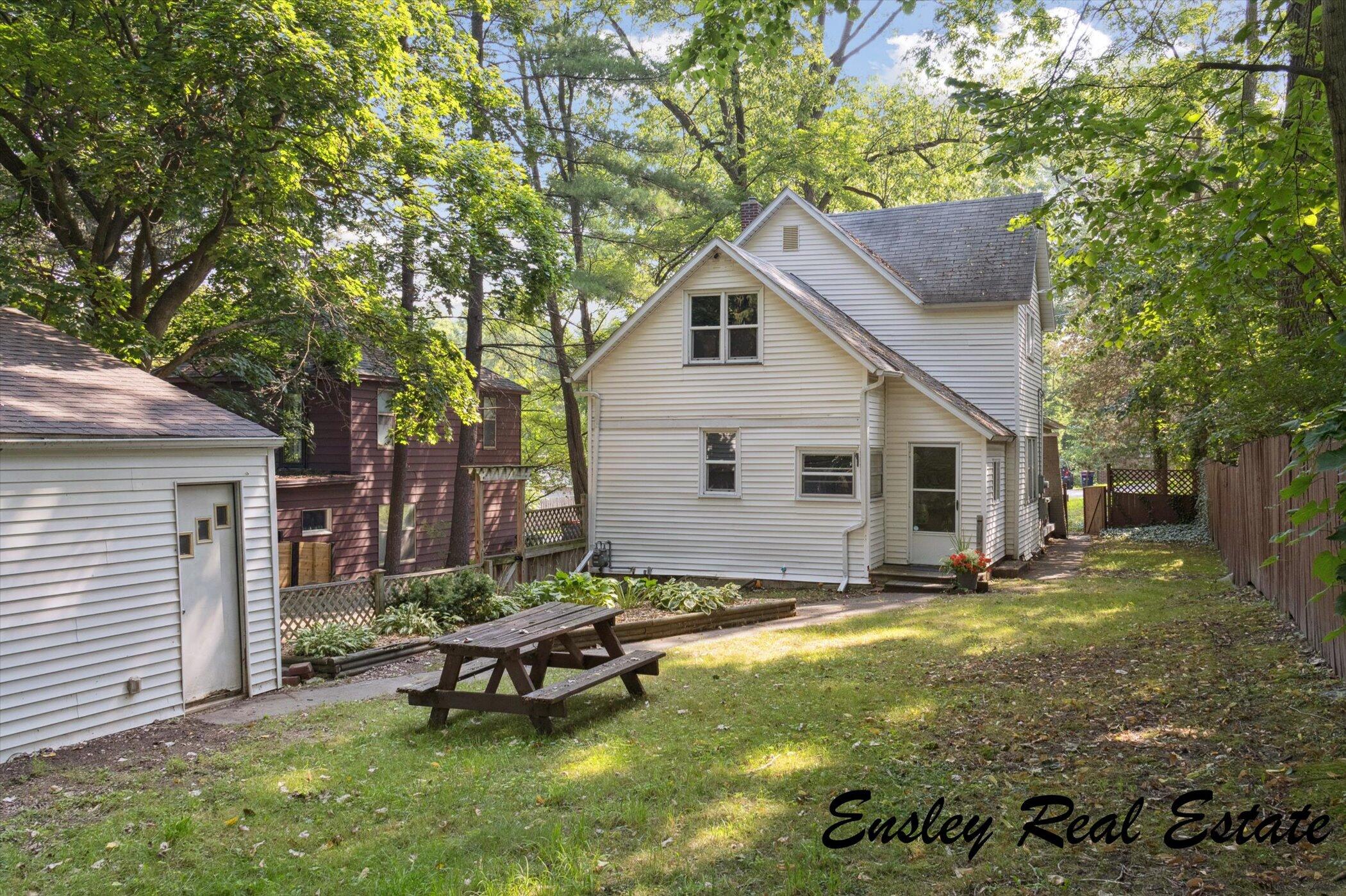 911 Emerald Avenue NE Grand Rapids MI 49503