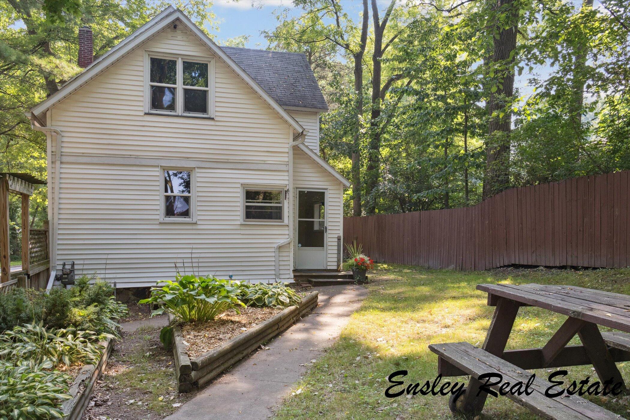 911 Emerald Avenue NE Grand Rapids MI 49503