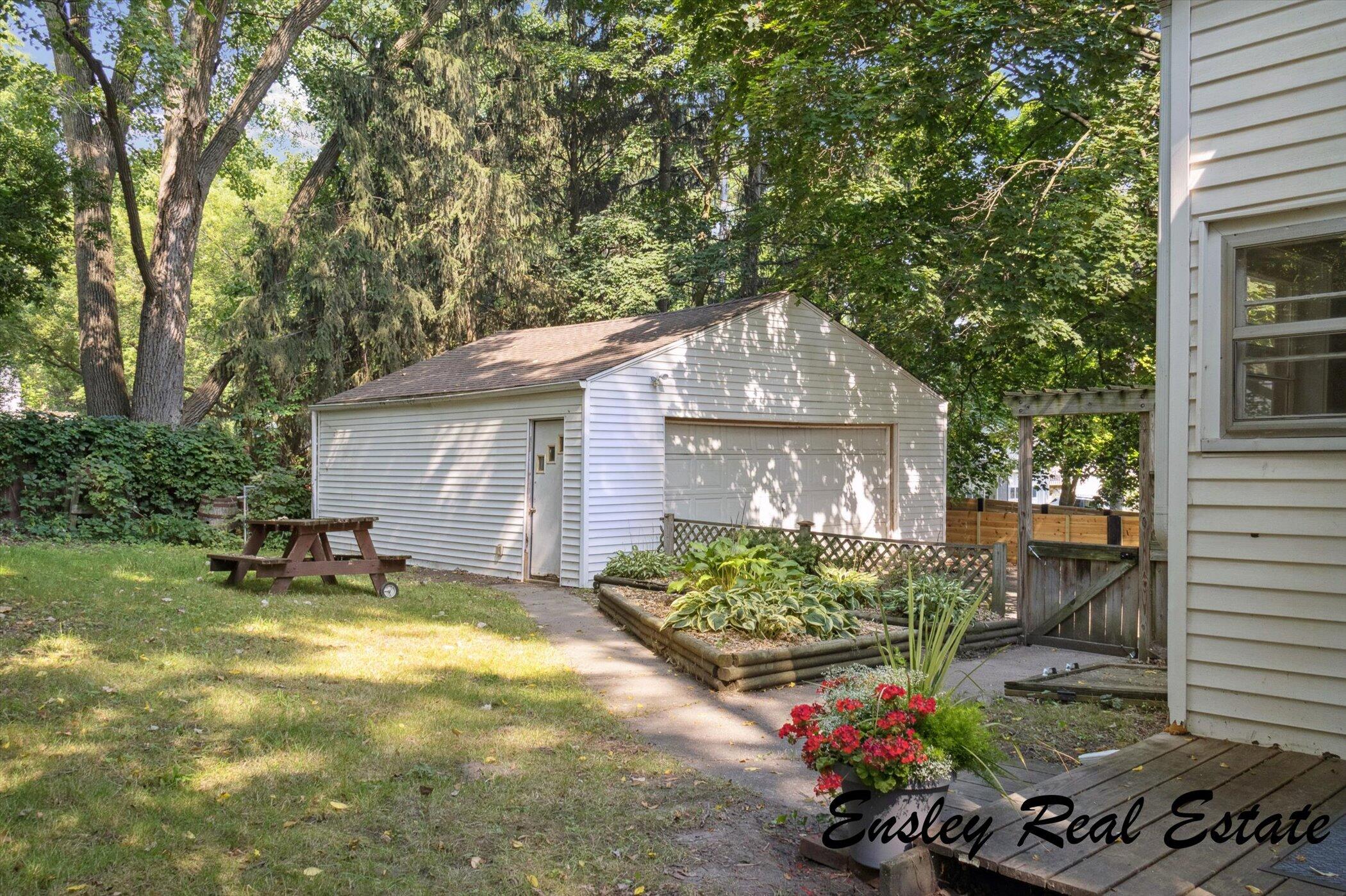 911 Emerald Avenue NE Grand Rapids MI 49503