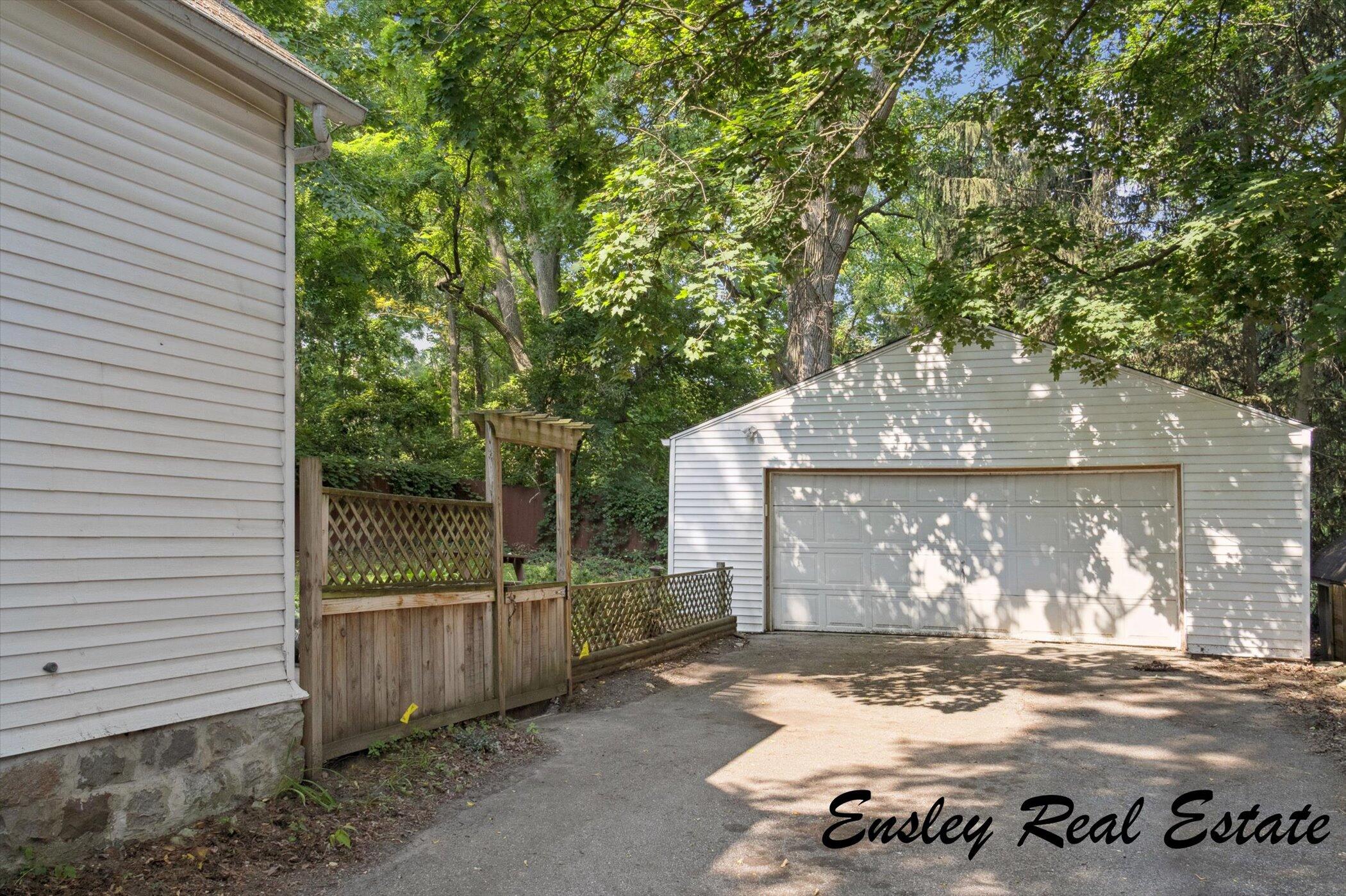 911 Emerald Avenue NE Grand Rapids MI 49503