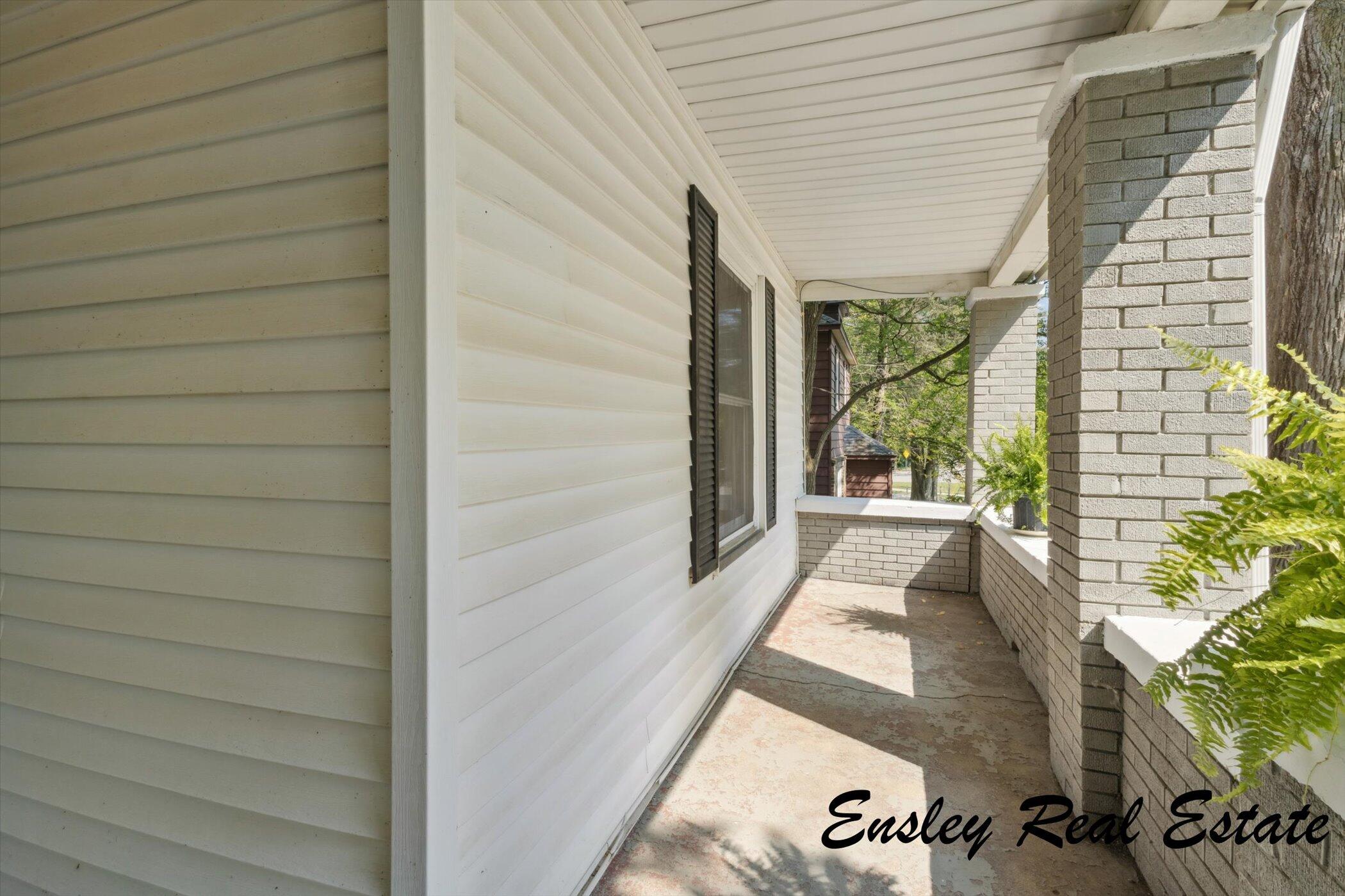 911 Emerald Avenue NE Grand Rapids MI 49503