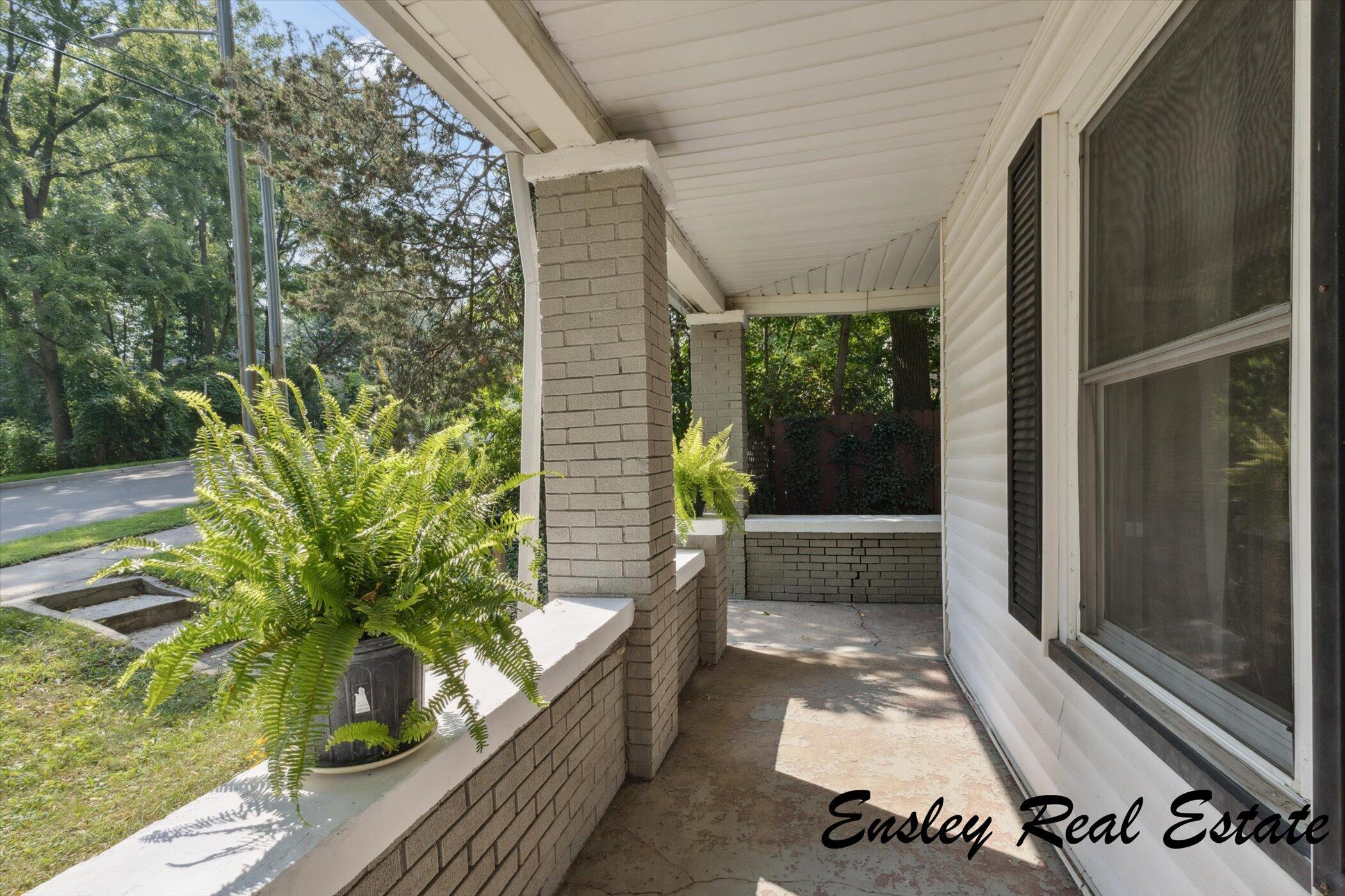 911 Emerald Avenue NE Grand Rapids MI 49503