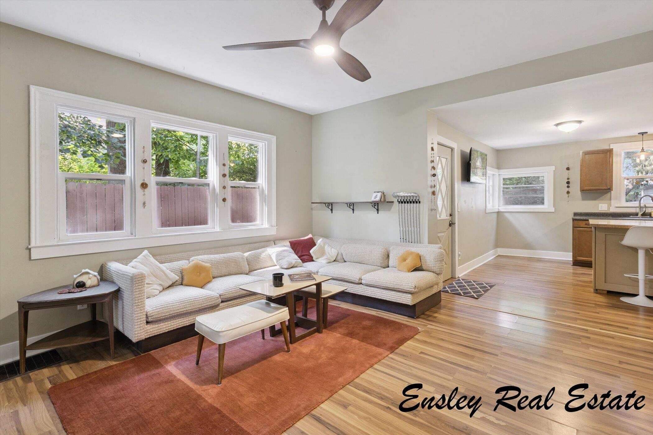 911 Emerald Avenue NE Grand Rapids MI 49503