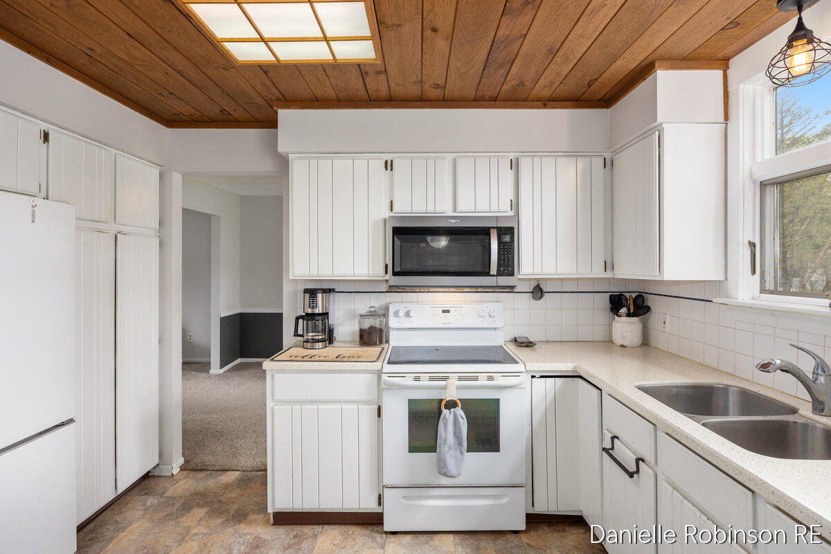 3460 Sunnyhill Street NE Rockford MI 49341