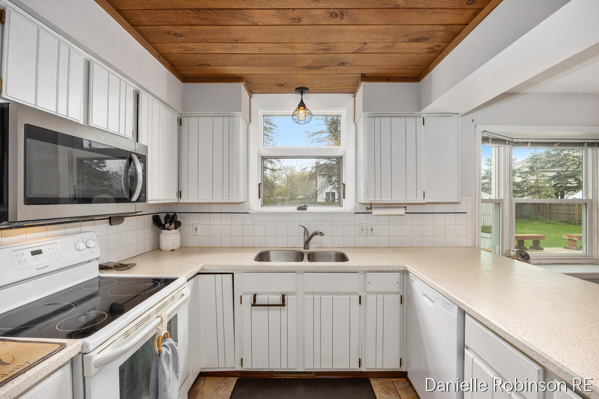 3460 Sunnyhill Street NE Rockford MI 49341