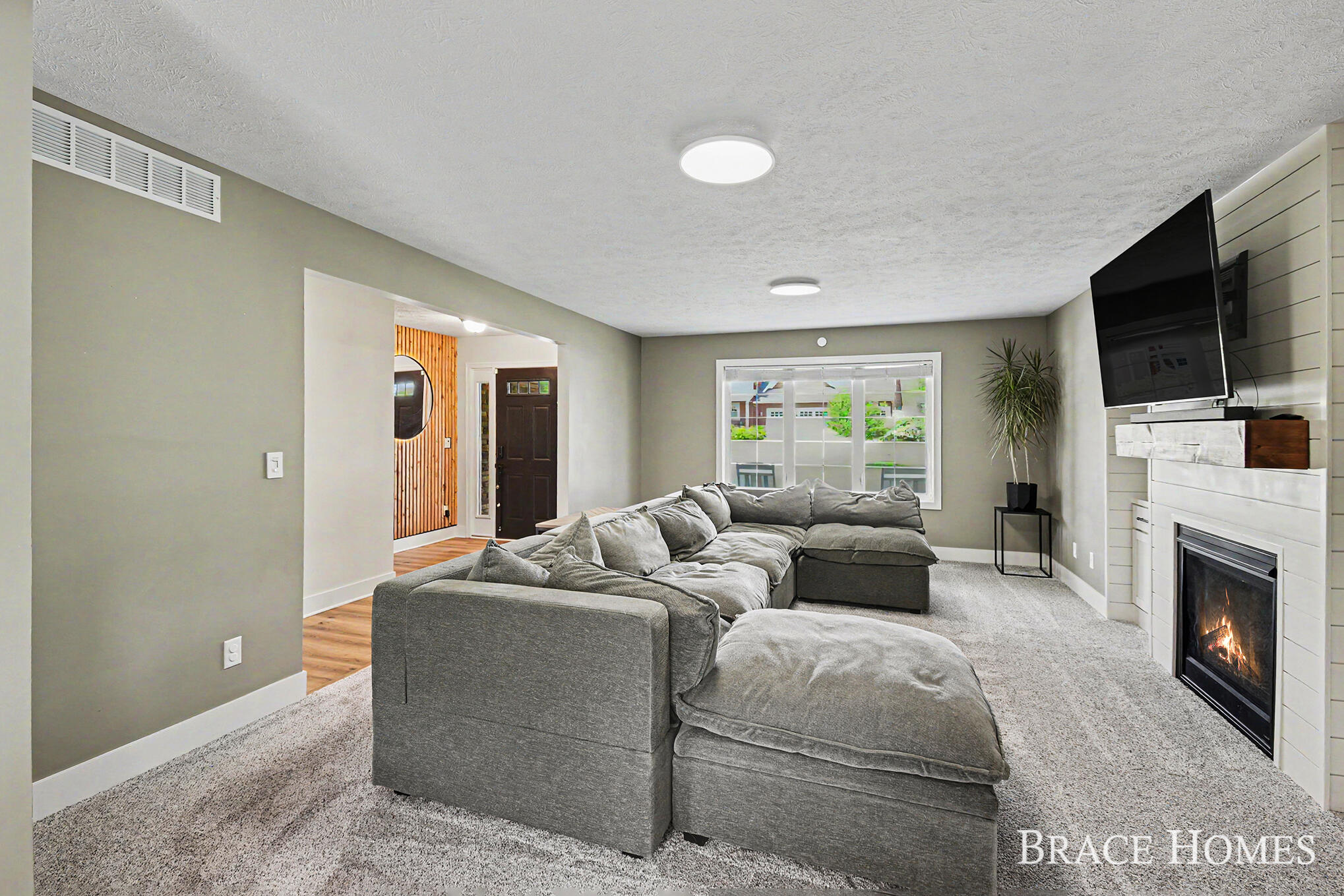 156 Hightower Drive NE Rockford MI 49341