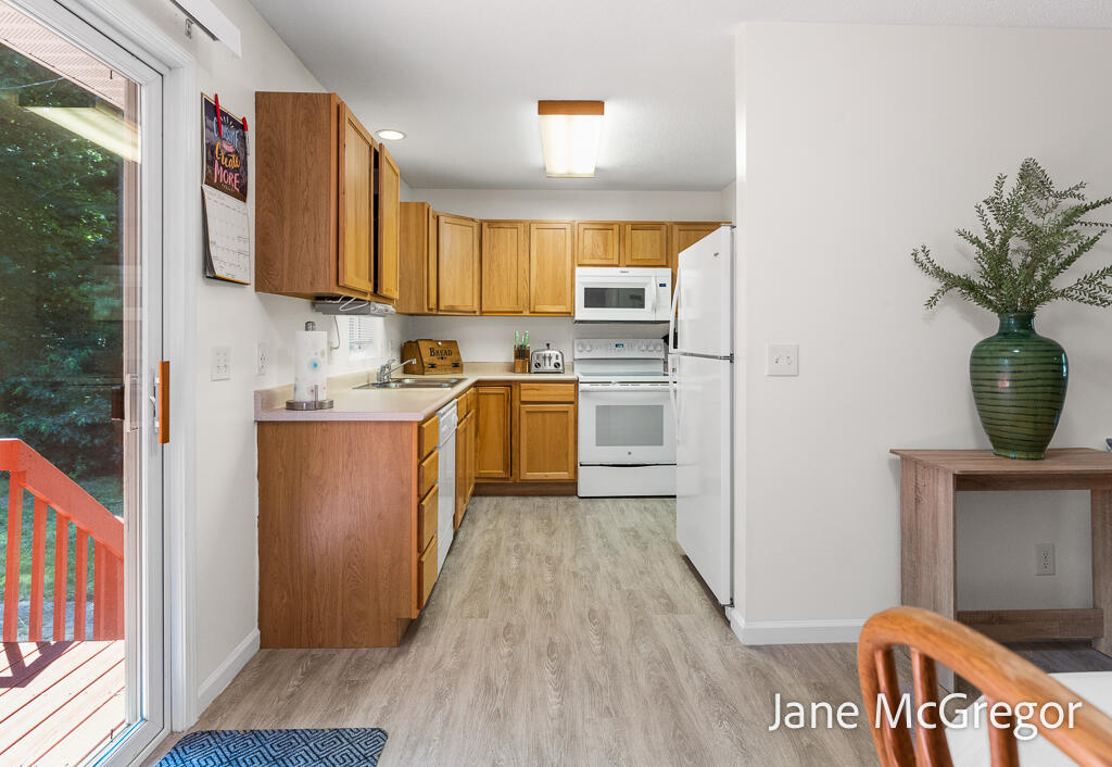 2356 Oak River Lane Muskegon MI 49445