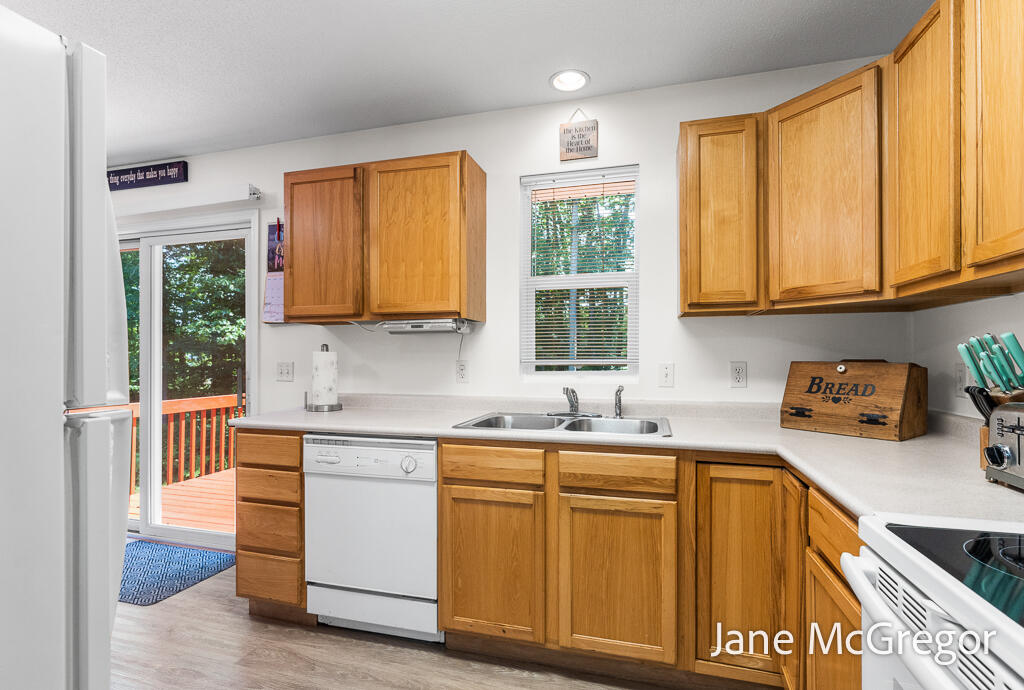 2356 Oak River Lane Muskegon MI 49445