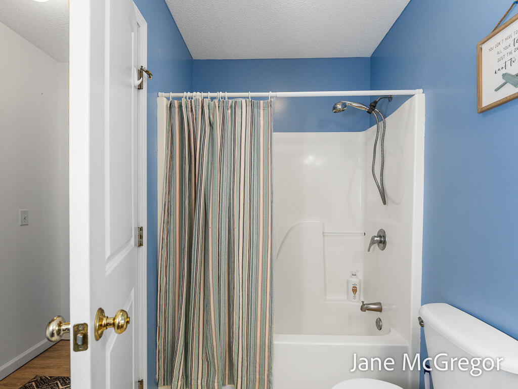2356 Oak River Lane Muskegon MI 49445