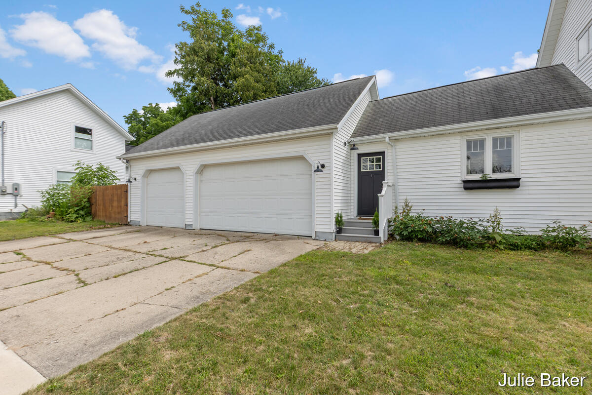 40 S Monroe Street NE Rockford MI 49341