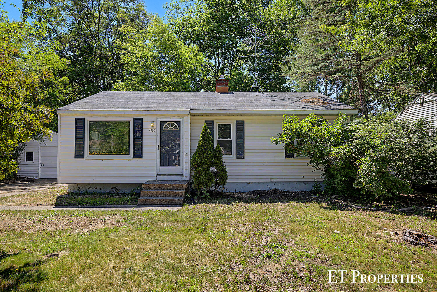 3739 Grape Avenue NE Grand Rapids MI 49525