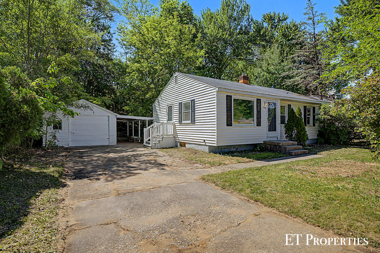 3739 Grape Avenue NE Grand Rapids MI 49525