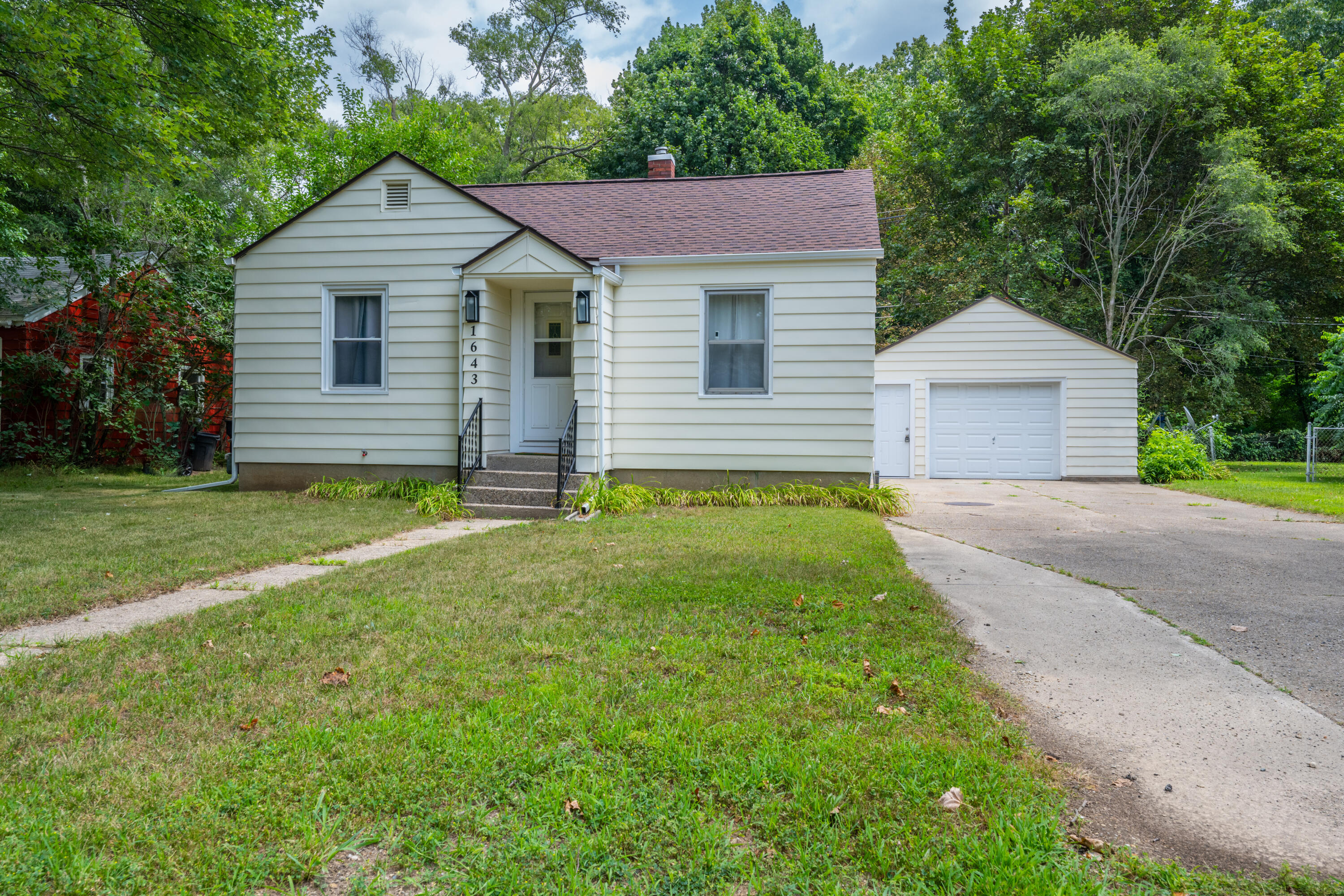 1643 Lyola Court Benton Harbor MI 49022