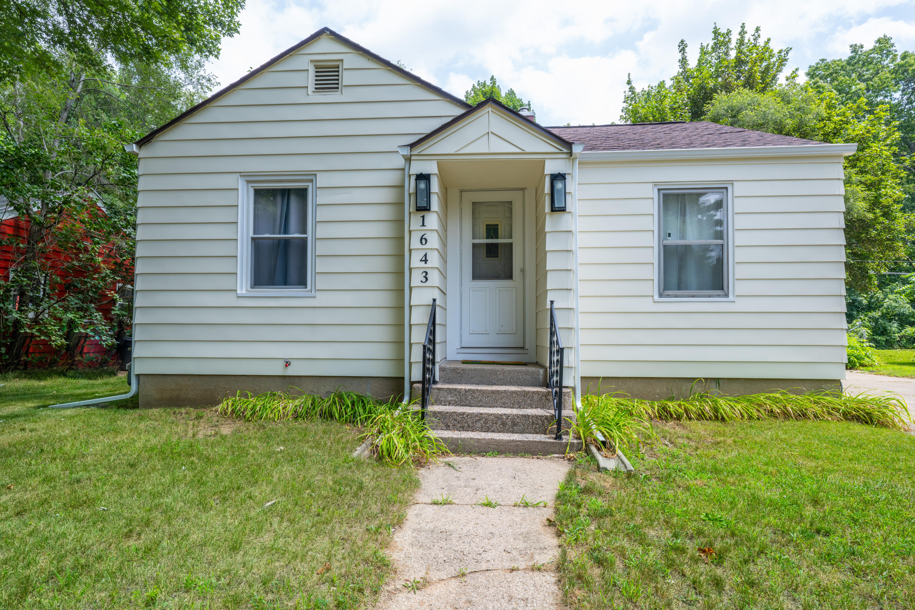 1643 Lyola Court Benton Harbor MI 49022