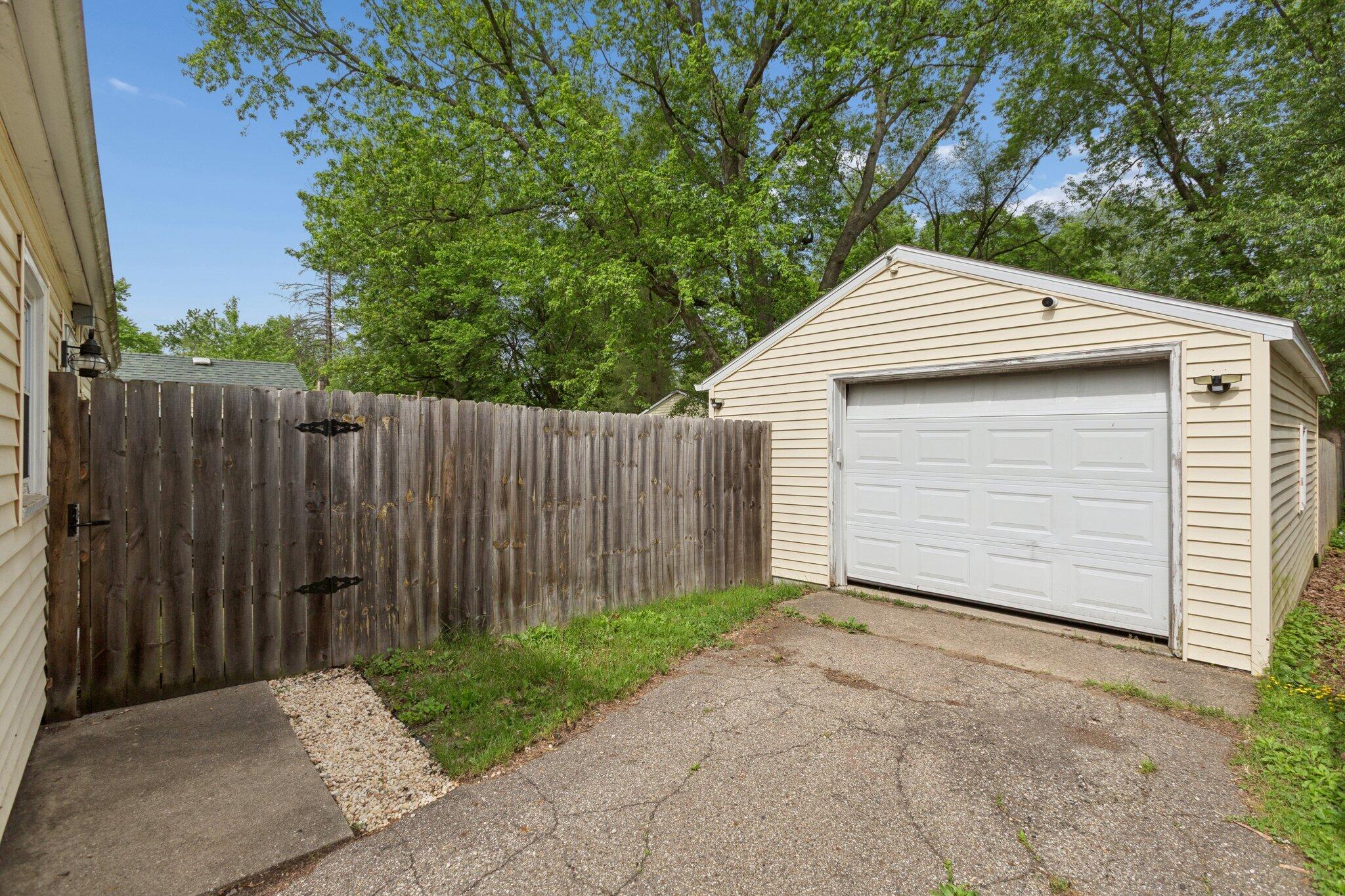 1602 Baker Drive Kalamazoo MI 49048