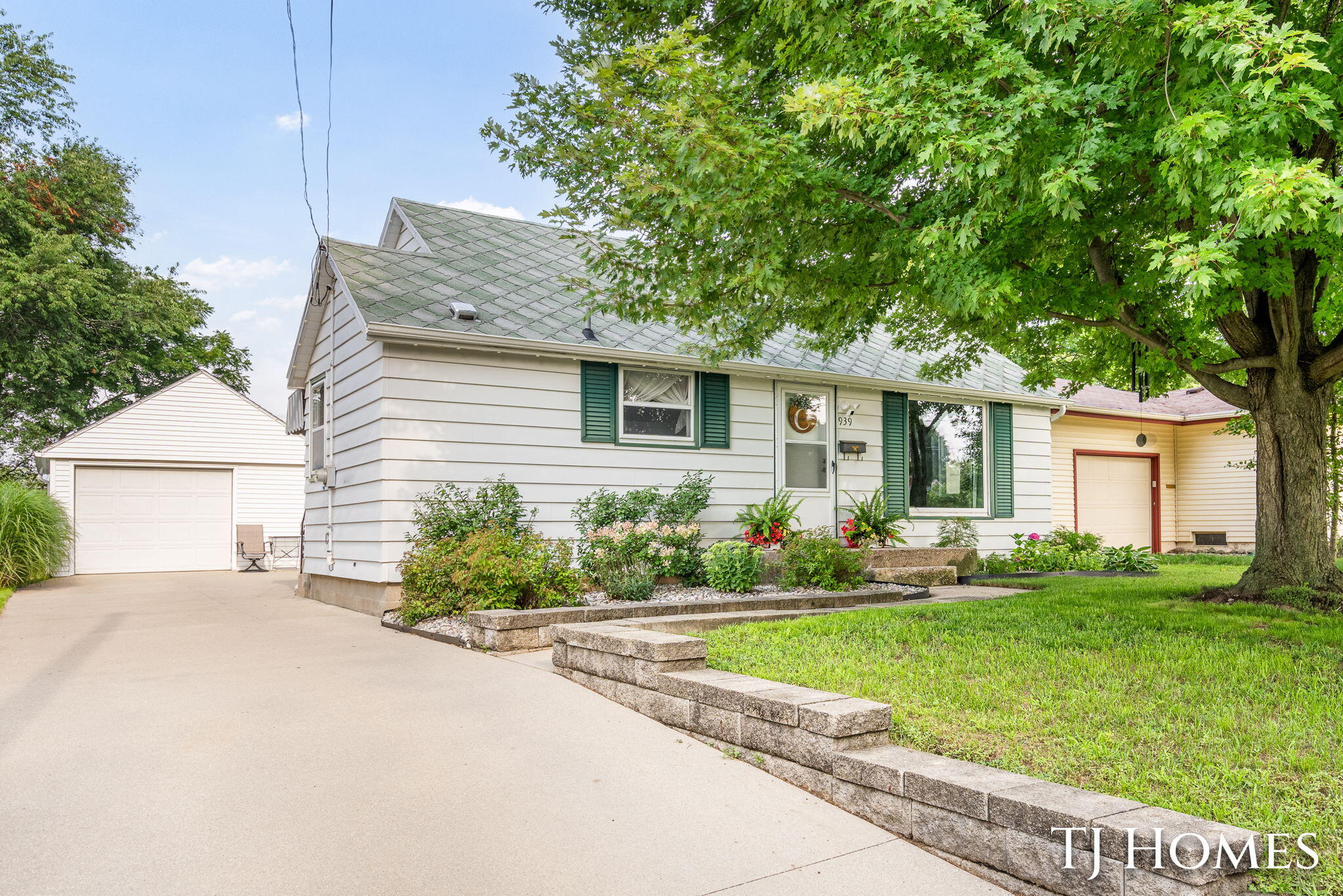 939 Benjamin Avenue NE Grand Rapids MI 49503