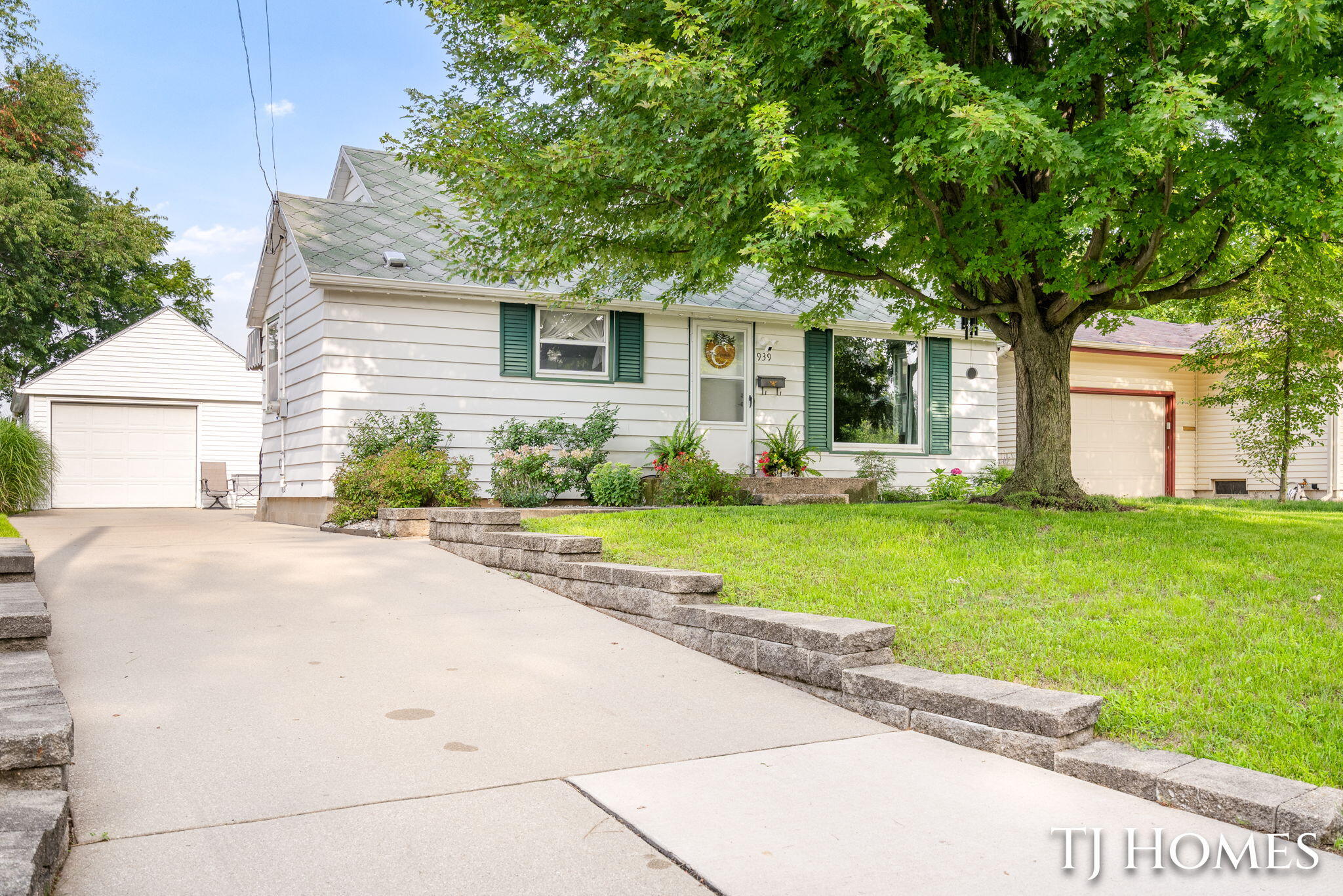 939 Benjamin Avenue NE Grand Rapids MI 49503