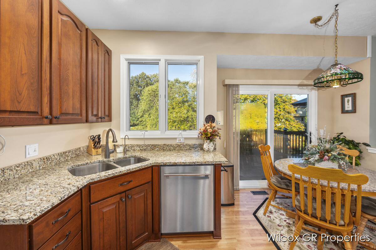 1041 Dogwood Meadows Drive SE Ada MI 49301