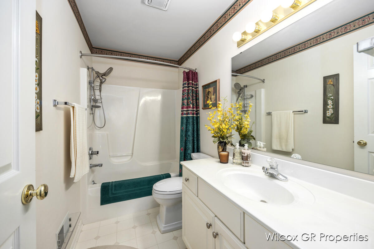 1041 Dogwood Meadows Drive SE Ada MI 49301