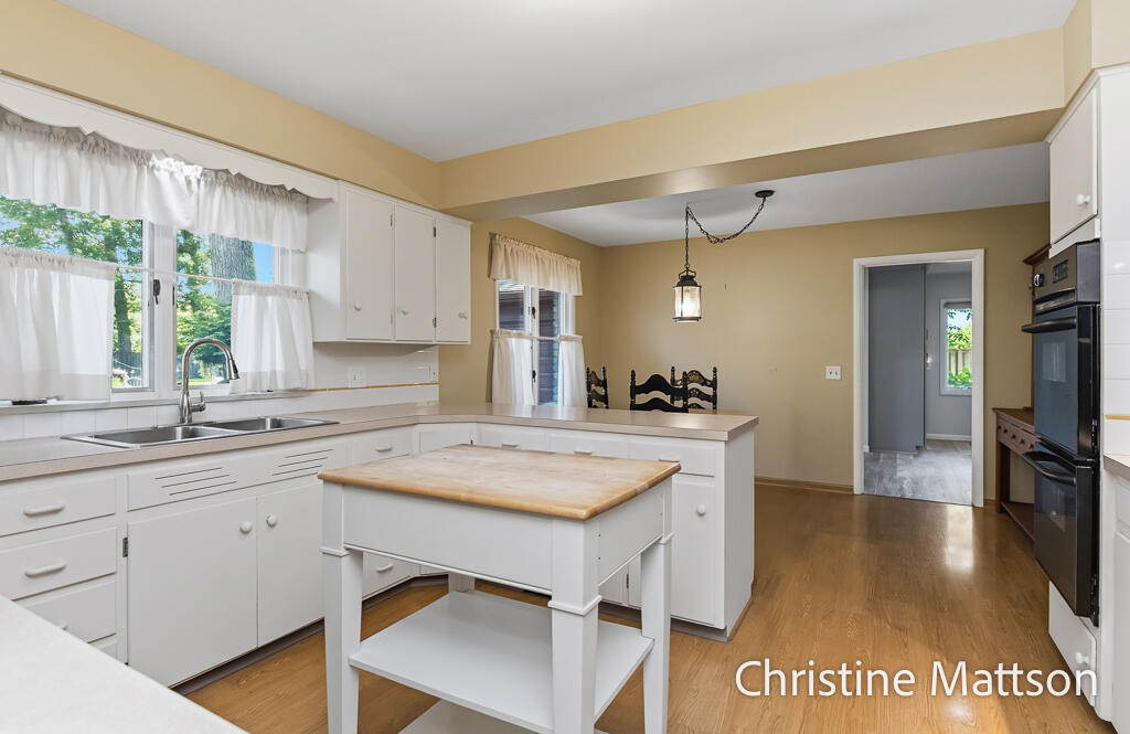 1913 Crestwood Lane Muskegon MI 49441
