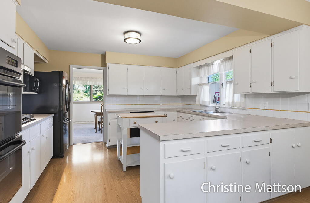 1913 Crestwood Lane Muskegon MI 49441