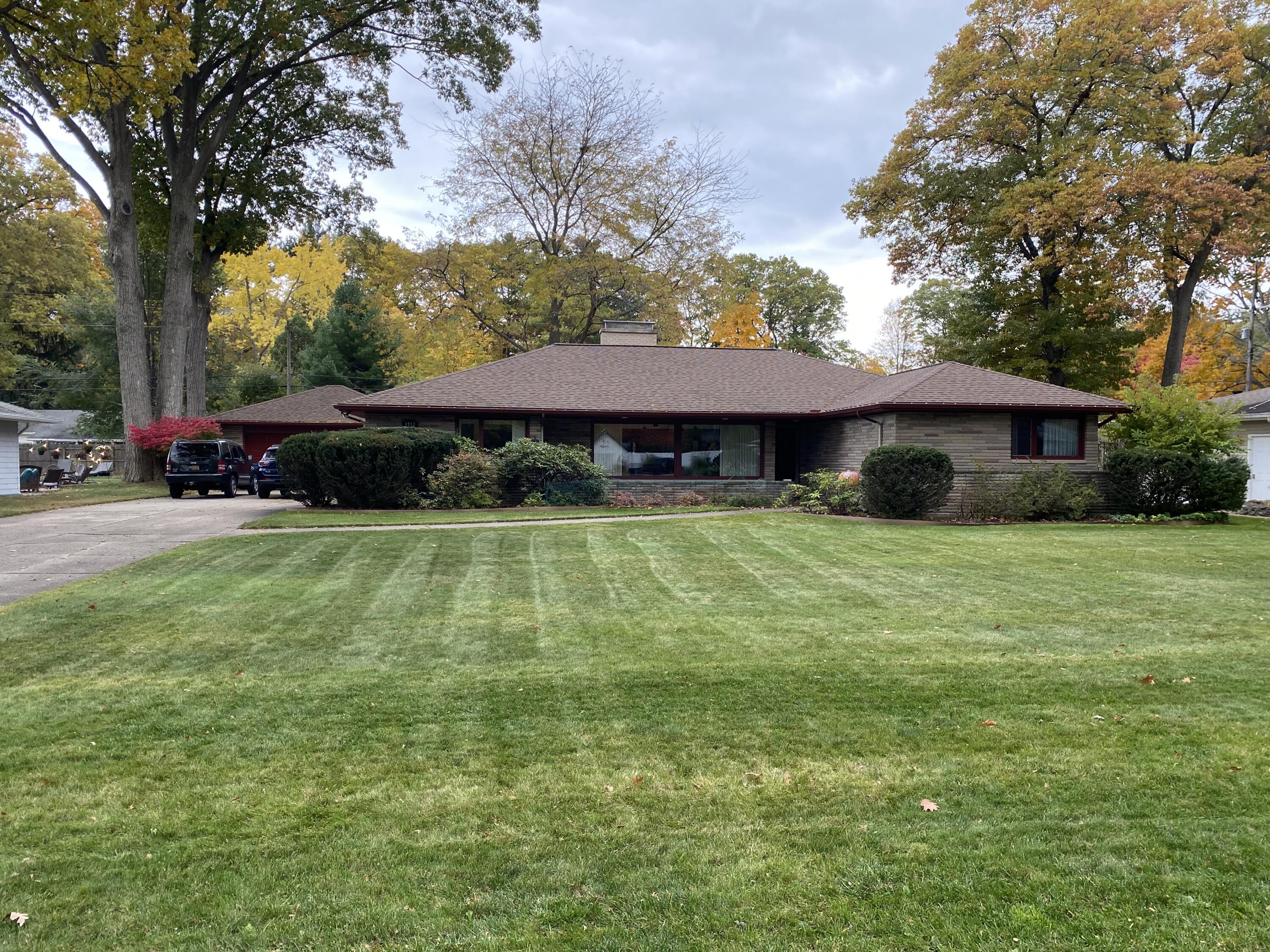 1913 Crestwood Lane Muskegon MI 49441