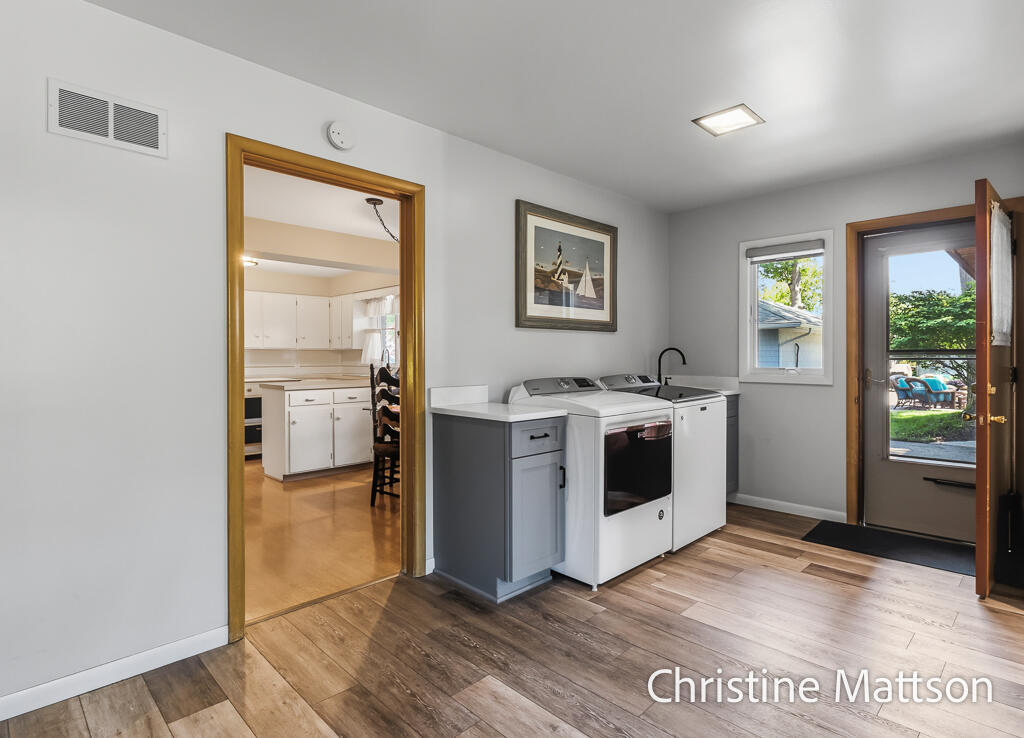 1913 Crestwood Lane Muskegon MI 49441