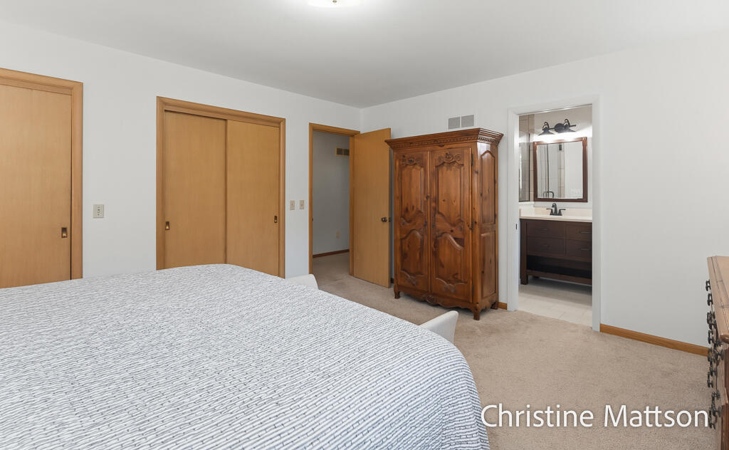 1913 Crestwood Lane Muskegon MI 49441