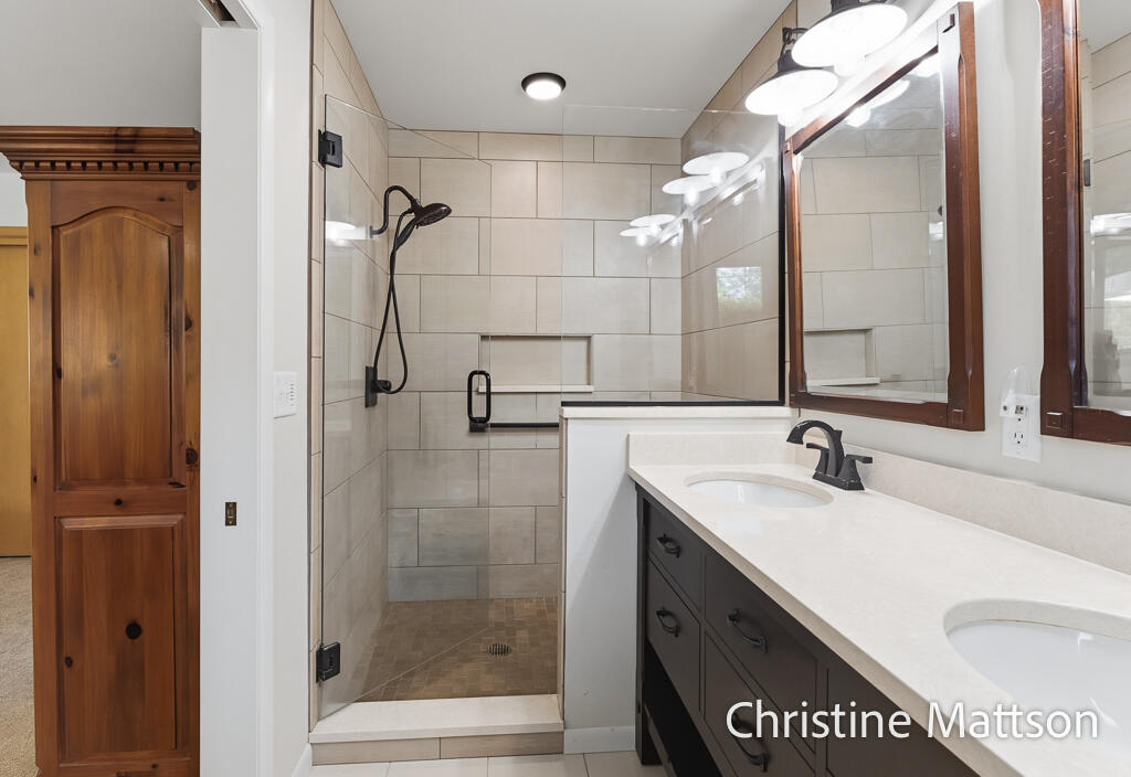 1913 Crestwood Lane Muskegon MI 49441