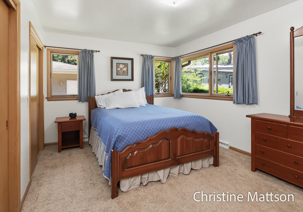 1913 Crestwood Lane Muskegon MI 49441