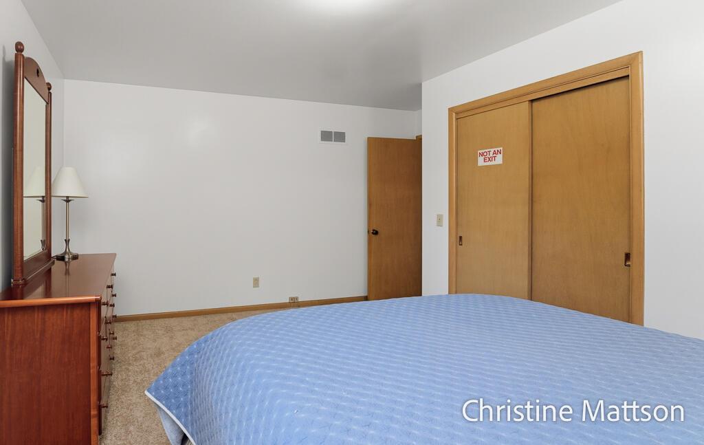 1913 Crestwood Lane Muskegon MI 49441